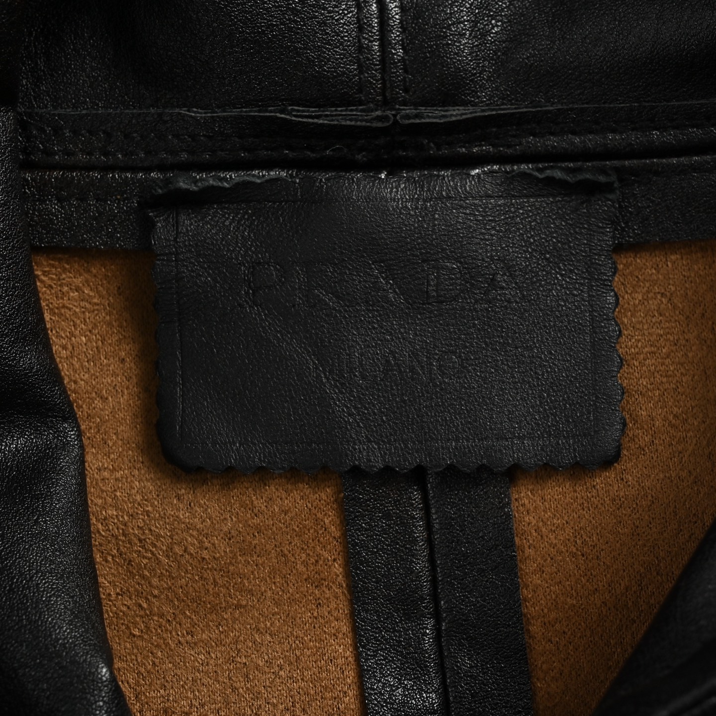 Prada/普拉达 25Fw 做旧插肩连帽皮衣外套