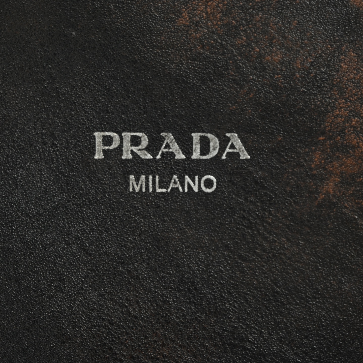 Prada/普拉达 25Fw 做旧插肩连帽皮衣外套