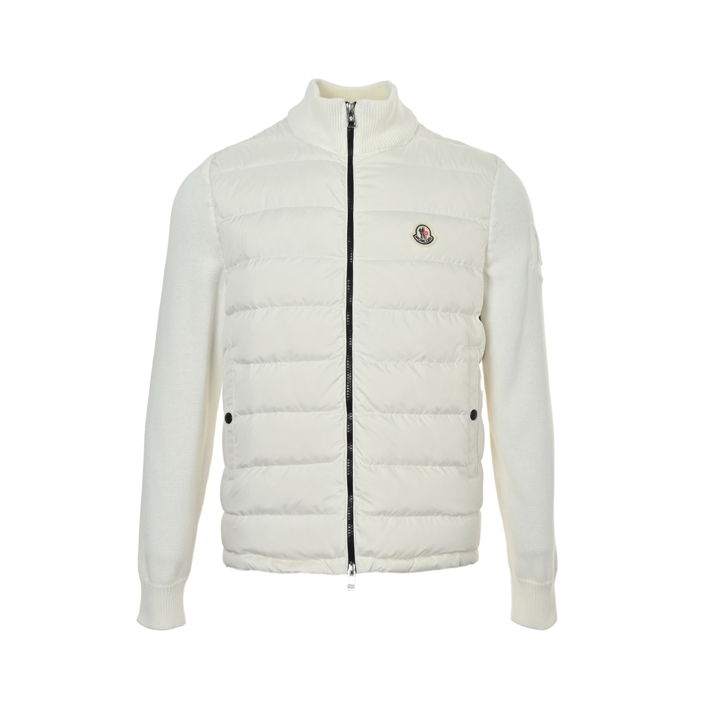 本地自取:💰450
Moncler/蒙口 针织拼接羽绒服
Moncler这款针织拼接羽绒服,袖子是羊毛针
织,胸腔填充90%鸭绒+10%鹅绒,保暖又轻盈不
臃肿计。立领+拉链设计,胸前有经典刺绣logo,
辨识度超高!日常通勤、户外都能轻松驾驭,时髦
又实用~
Size:0-3