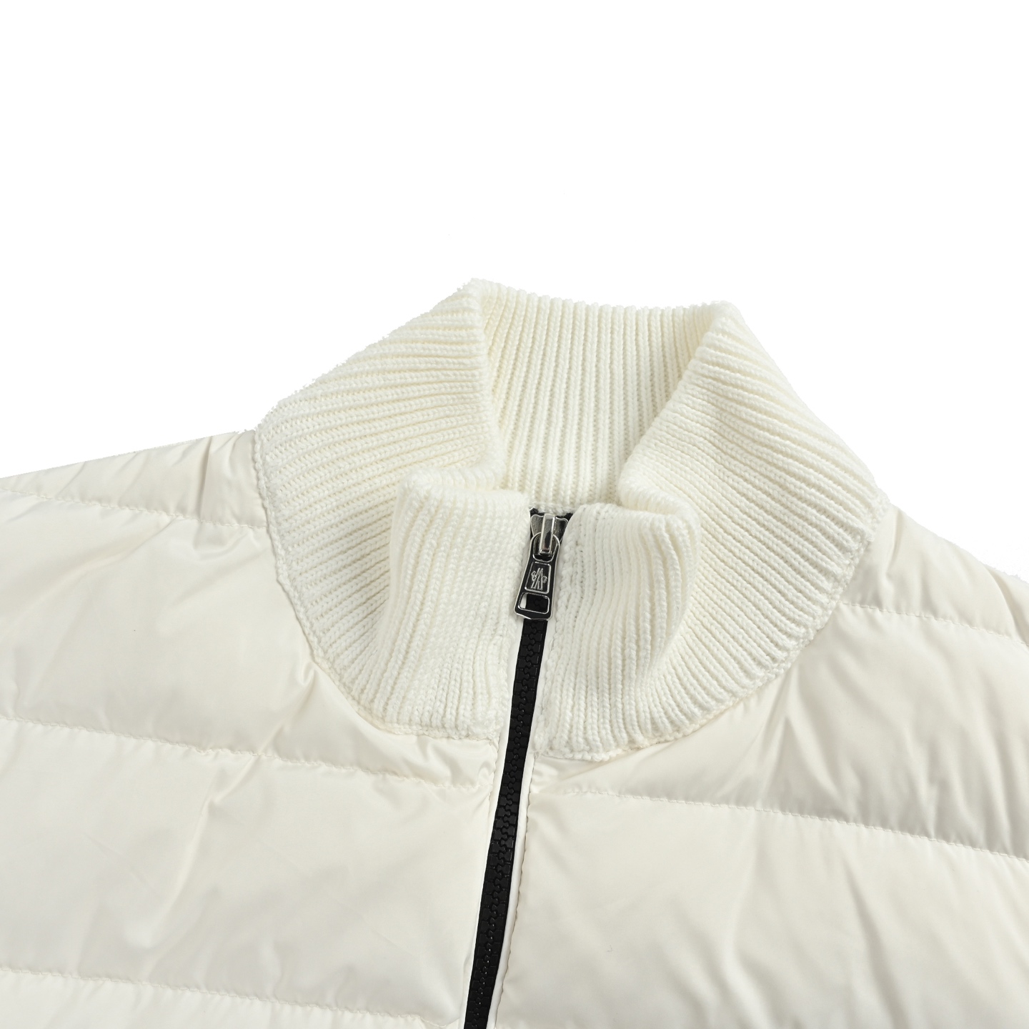 本地自取:💰450
Moncler/蒙口 针织拼接羽绒服
Moncler这款针织拼接羽绒服,袖子是羊毛针
织,胸腔填充90%鸭绒+10%鹅绒,保暖又轻盈不
臃肿计。立领+拉链设计,胸前有经典刺绣logo,
辨识度超高!日常通勤、户外都能轻松驾驭,时髦
又实用~
Size:0-3