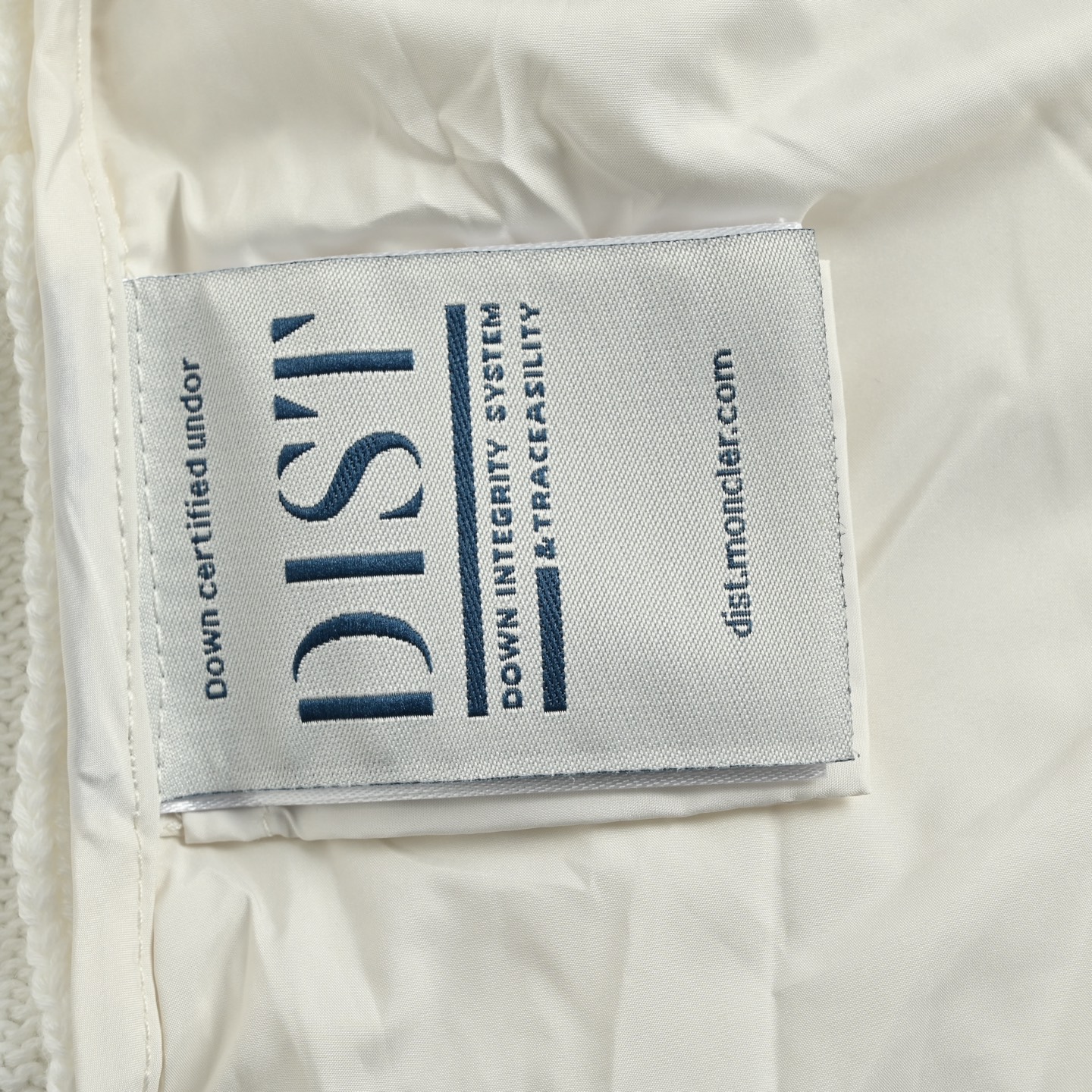 本地自取:💰450
Moncler/蒙口 针织拼接羽绒服
Moncler这款针织拼接羽绒服,袖子是羊毛针
织,胸腔填充90%鸭绒+10%鹅绒,保暖又轻盈不
臃肿计。立领+拉链设计,胸前有经典刺绣logo,
辨识度超高!日常通勤、户外都能轻松驾驭,时髦
又实用~
Size:0-3