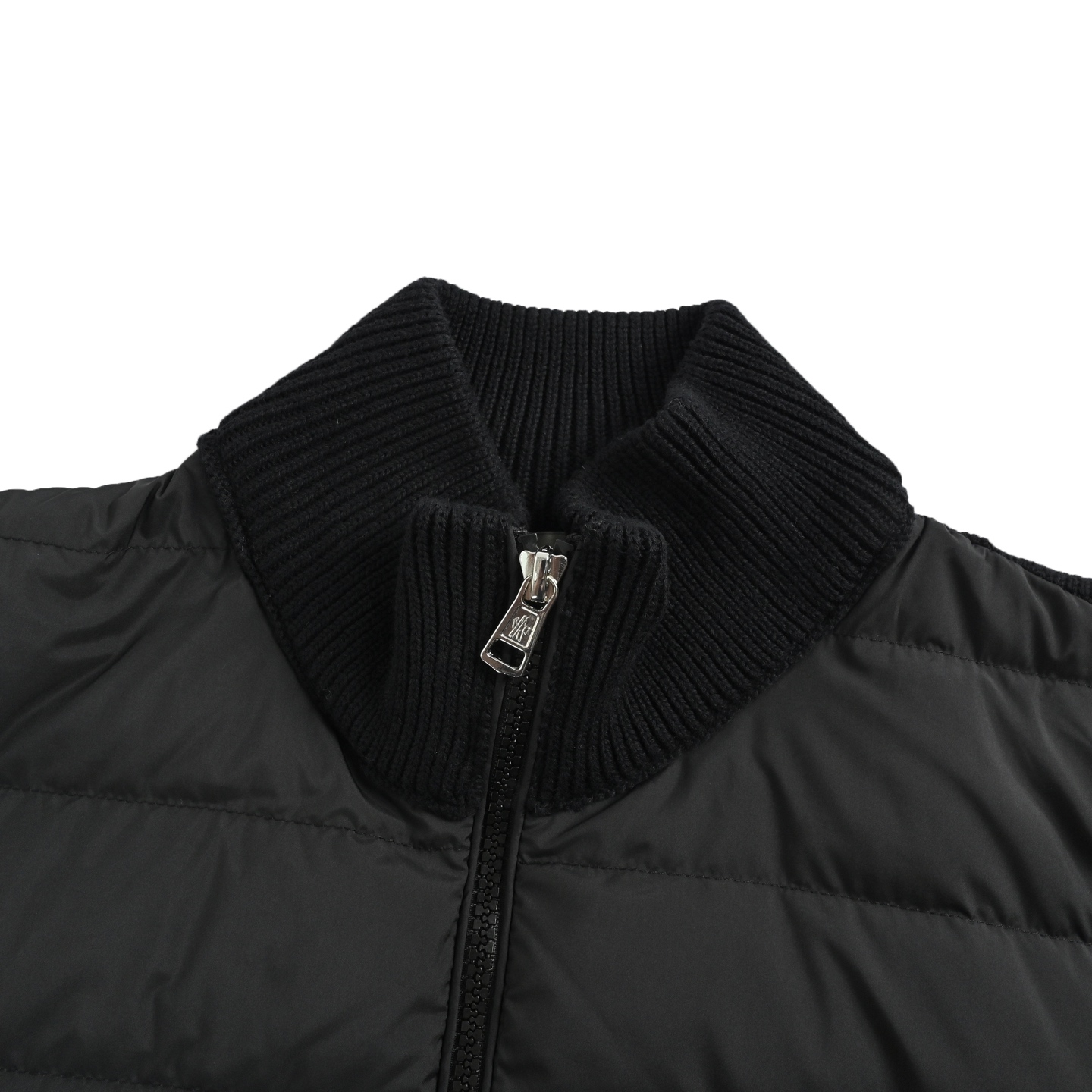 本地自取:💰450
Moncler/蒙口 针织拼接羽绒服
Moncler这款针织拼接羽绒服,袖子是羊毛针
织,胸腔填充90%鸭绒+10%鹅绒,保暖又轻盈不
臃肿计。立领+拉链设计,胸前有经典刺绣logo,
辨识度超高!日常通勤、户外都能轻松驾驭,时髦
又实用~
Size:0-3