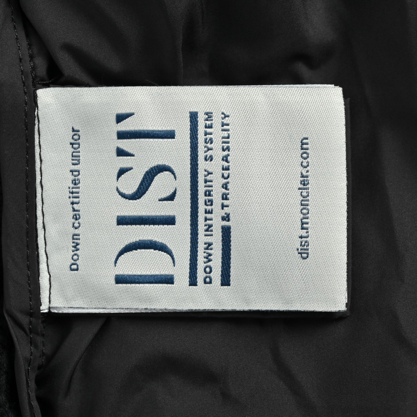 本地自取:💰450
Moncler/蒙口 针织拼接羽绒服
Moncler这款针织拼接羽绒服,袖子是羊毛针
织,胸腔填充90%鸭绒+10%鹅绒,保暖又轻盈不
臃肿计。立领+拉链设计,胸前有经典刺绣logo,
辨识度超高!日常通勤、户外都能轻松驾驭,时髦
又实用~
Size:0-3