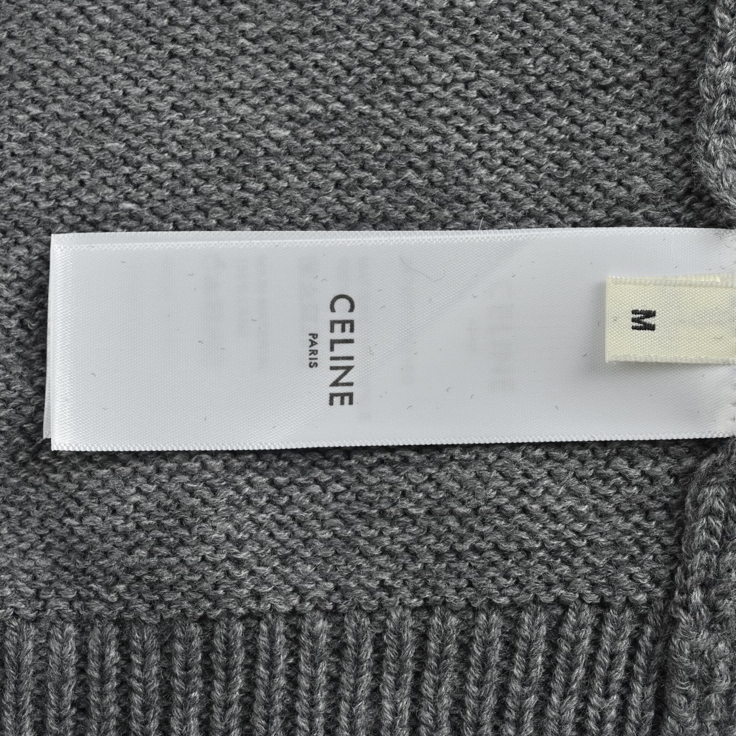 本地自取: 💰260
Celine/赛琳 凯旋门后背字母毛巾绣毛衣
原版杭州国专7900购入,近期的一款热门毛衣,
定纺染纱成分,100%羊毛纱线,
所以裸穿也绝对亲肤超级柔软了,
刺绣采用TAJIMA进口机台加工,后背
定制辅料,做工品质还是非常好的,适合秋冬搭配,版型宽松。
颜色:黑色,白色, 灰色
Size:XS-L