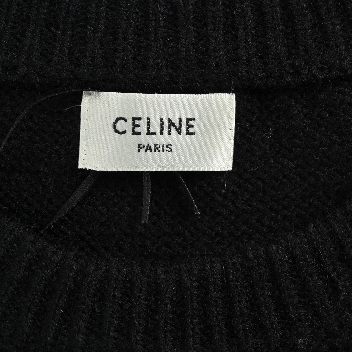 本地自取: 💰260
Celine/赛琳 凯旋门后背字母毛巾绣毛衣
原版杭州国专7900购入,近期的一款热门毛衣,
定纺染纱成分,100%羊毛纱线,
所以裸穿也绝对亲肤超级柔软了,
刺绣采用TAJIMA进口机台加工,后背
定制辅料,做工品质还是非常好的,适合秋冬搭配,版型宽松。
颜色:黑色,白色, 灰色
Size:XS-L