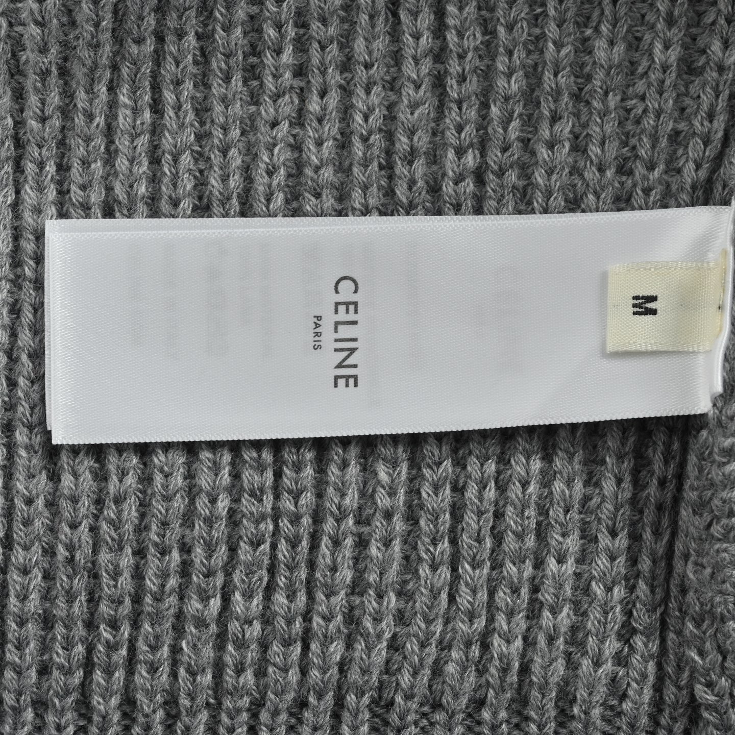 本地自取: 💰280
Celine/赛琳 凯旋门后背字母毛巾绣连帽毛衣
面料:采用55美丽奴羊毛纱搭配棉纱织成。
该款面料织出成品,版型立体,手感柔顺,上身不扎。
辅料:帽绳尾夹采用电镀刻字工艺,还原品牌logo。
工艺:刺绣采用毛巾刺绣工艺,
采用羊绒纱线做成刺绣工艺,还原原版1:1细节。
成衣洗水去除羊毛表面杂质-添加手感-固定版型。
TRIOMPHE刺绣宽松版型
兜帽,设有可调节抽绳,
金属箍镌刻CELINE PARIS字样1个袋鼠式口袋罗纹饰边
辅料:定制洗水商标
辅料:定制绳子尾夹
工艺:定制毛巾刺绣
颜色:黑色, 灰色
Size:XS-L