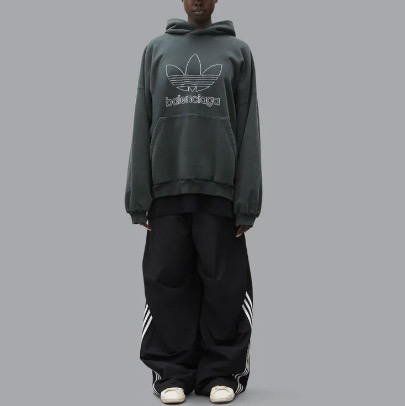 #Balenciaga & Adidas 三叶草刺绣连帽卫衣上身效果
