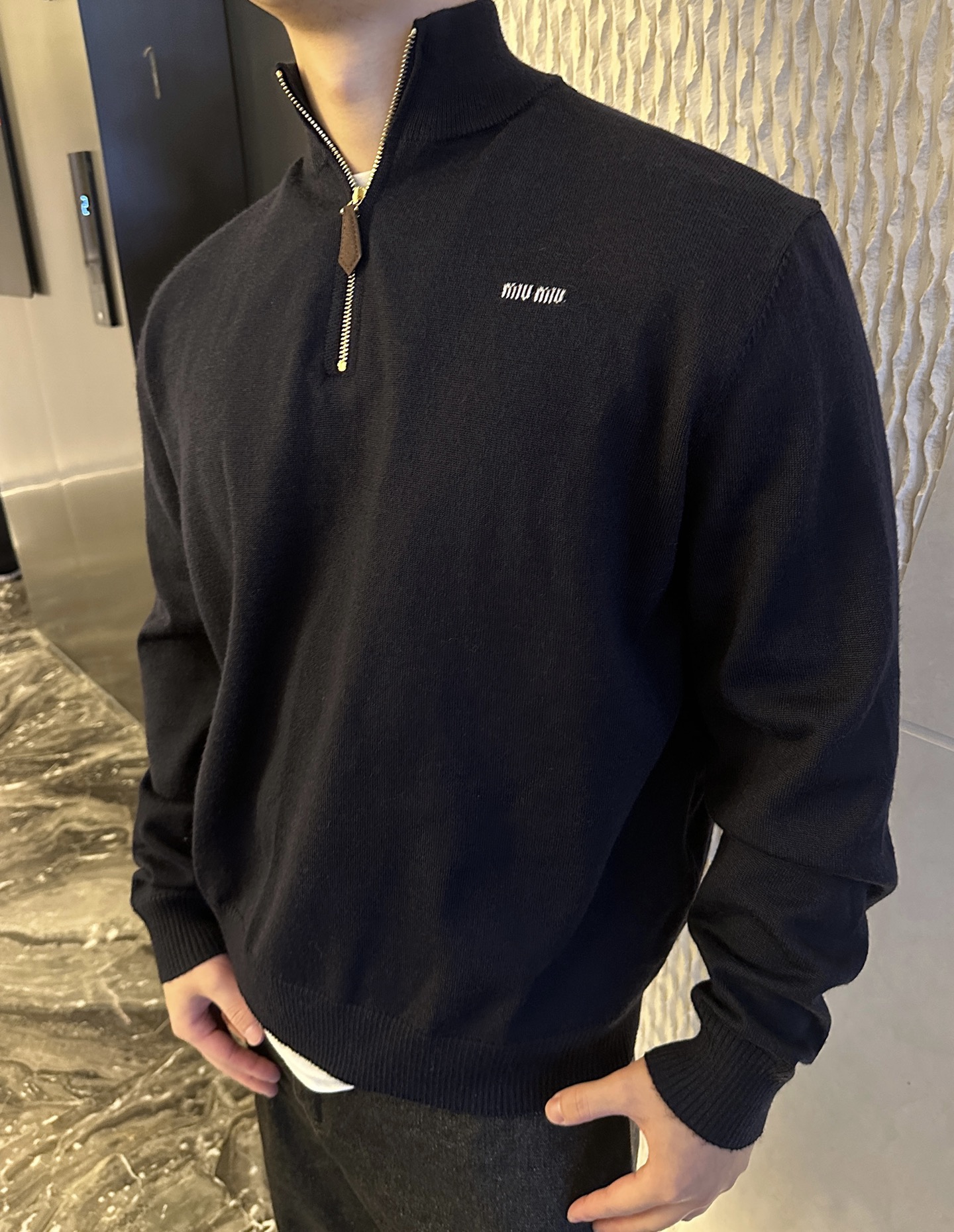 #Miu Miu/缪缪 小字半拉链立领毛衣上身效果