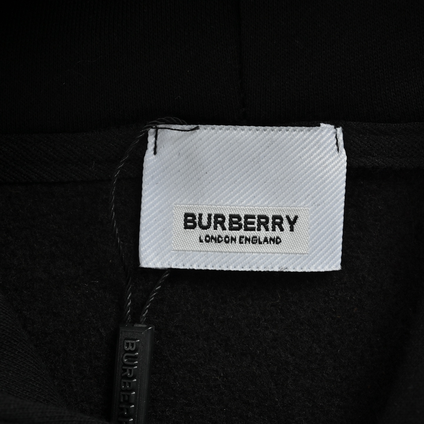 本地自取:💰250
Burberry/巴宝莉 25Fw 签名格纹字母印花连帽卫衣
480g高级精梳棉面料 专柜领标 代购级白色厚板吊牌 原版吊粒 前后都是立体发泡印花 层次感很强 男女同款 情侣款 oversize版型 宽松
Size:S-XL