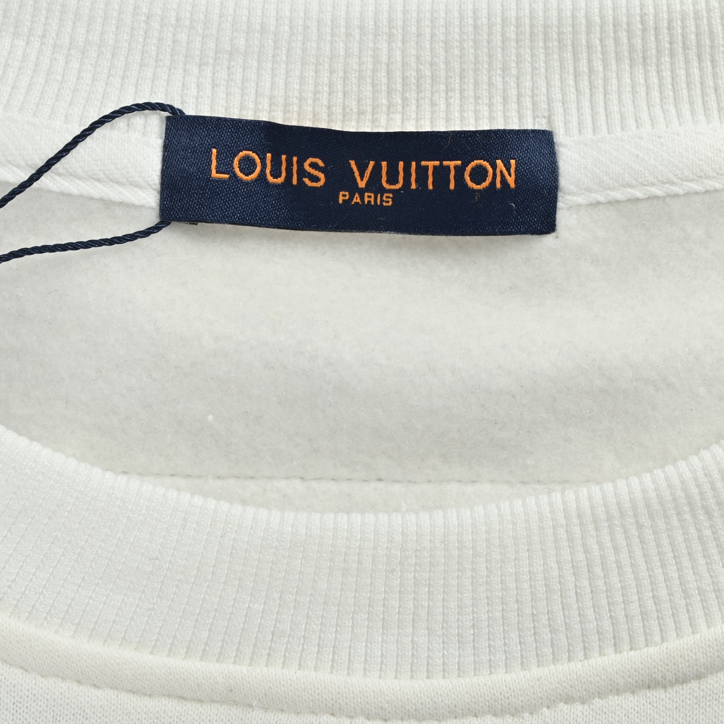 本地自取: 💰220
Louis Vuitton/路易威登 25Fw 热气球圆领卫衣
480g高级精梳棉面料 专柜领标 代购级白色厚板吊牌 原版吊粒 前后都是立体发泡印花 层次感很强 男女同款 情侣款 oversize版型 宽松
Size:S-XL