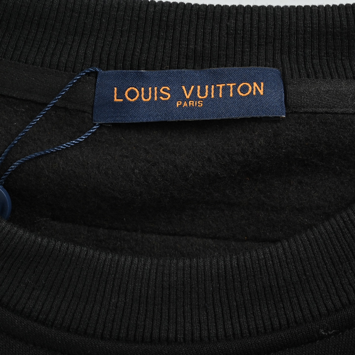 本地自取: 💰220
Louis Vuitton/路易威登 25Fw 热气球圆领卫衣
480g高级精梳棉面料 专柜领标 代购级白色厚板吊牌 原版吊粒 前后都是立体发泡印花 层次感很强 男女同款 情侣款 oversize版型 宽松
Size:S-XL