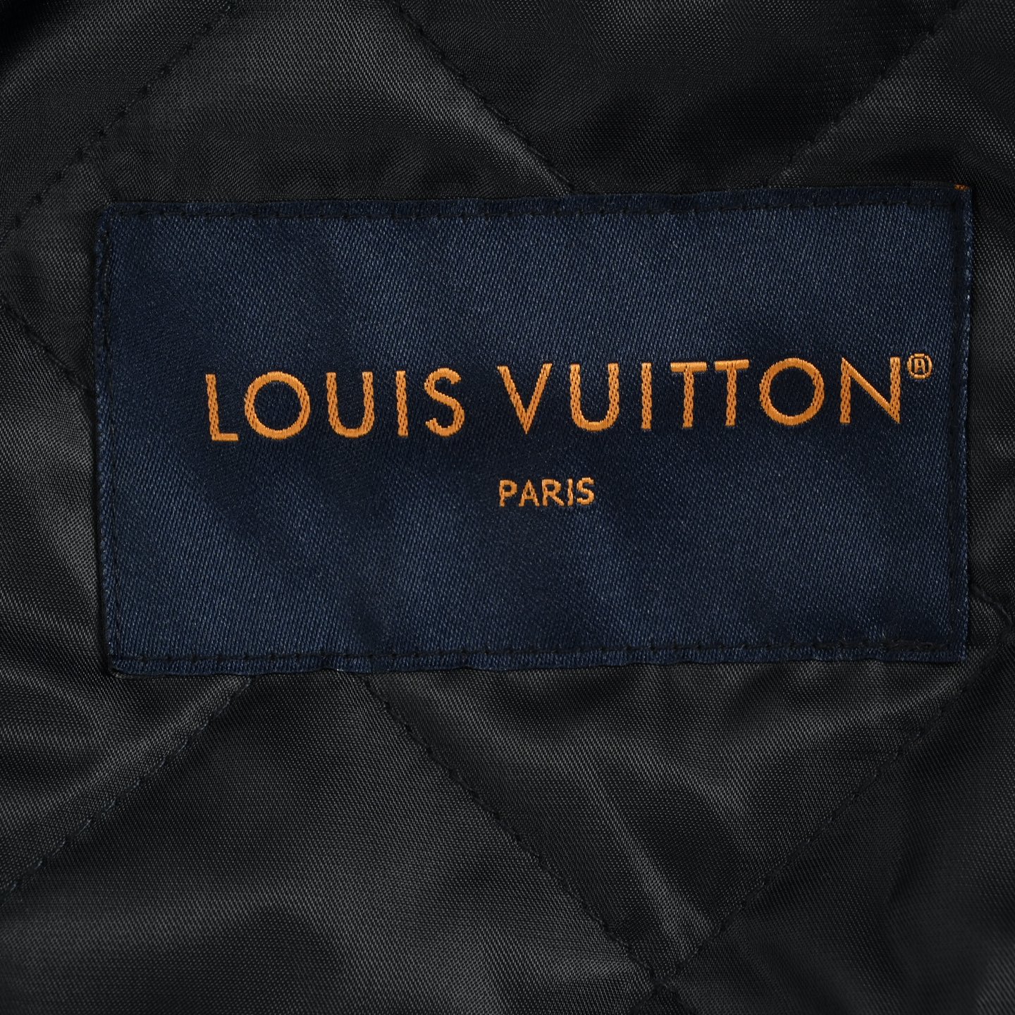 本地自取: 💰690
Louis Vuitton/路易威登 火烧云篝火植绒套装牛仔棉服外套
原44,000购入,采用斜纹织法的提花植绒单宁布,质地厚实斜纹的肌理感、纹路清晰经过适当处理。面料制作定染色纺纱线进行植绒,全幅经典老花图案。整片红外线激光定位裁剪后成衣,纯手工剪裁大身对花对位,裁片对花位剪裁定位复合,全幅横纹粗线单针刺绣固定。从翻领、门槛、袖位、口袋都做到高定缝纫对花标准,多工艺流程独家开发定制,面料损耗巨大。内里采用聚脂纤维填充物,采用菱形格走线固定内里填充物不易变形,全件五金辅料单独开模定制。每一件都是由洗水经验丰富的师傅,用纱布蘸取丙烯颜料涂鸦按原样定位方式均匀手工涂抹在植绒表面,控制染色时间,次品报废率极高,每件大货呈现出独一无二的火烧云效果。
Size:46-48-50-52