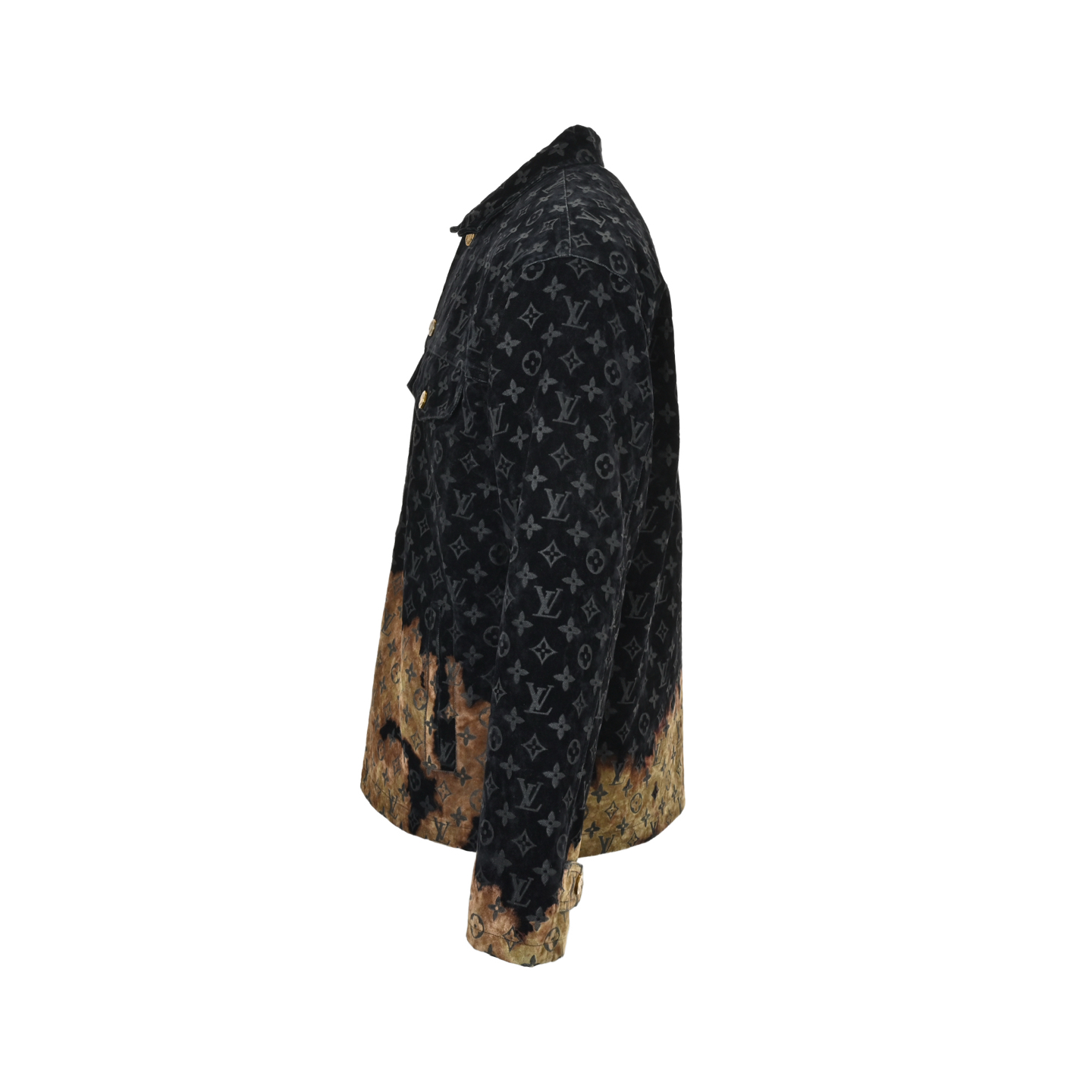 本地自取: 💰690
Louis Vuitton/路易威登 火烧云篝火植绒套装牛仔棉服外套
原44,000购入,采用斜纹织法的提花植绒单宁布,质地厚实斜纹的肌理感、纹路清晰经过适当处理。面料制作定染色纺纱线进行植绒,全幅经典老花图案。整片红外线激光定位裁剪后成衣,纯手工剪裁大身对花对位,裁片对花位剪裁定位复合,全幅横纹粗线单针刺绣固定。从翻领、门槛、袖位、口袋都做到高定缝纫对花标准,多工艺流程独家开发定制,面料损耗巨大。内里采用聚脂纤维填充物,采用菱形格走线固定内里填充物不易变形,全件五金辅料单独开模定制。每一件都是由洗水经验丰富的师傅,用纱布蘸取丙烯颜料涂鸦按原样定位方式均匀手工涂抹在植绒表面,控制染色时间,次品报废率极高,每件大货呈现出独一无二的火烧云效果。
Size:46-48-50-52