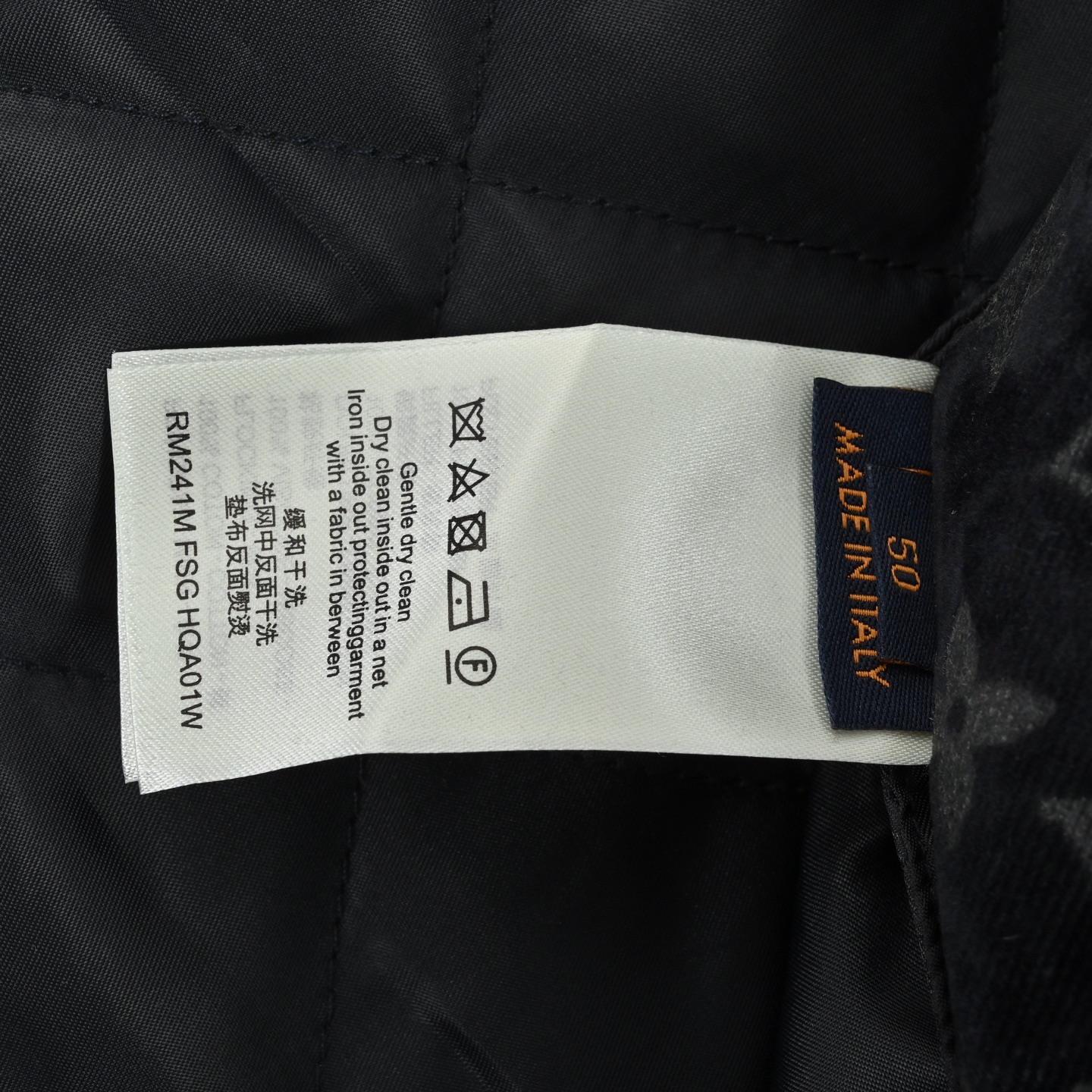 本地自取: 💰690
Louis Vuitton/路易威登 火烧云篝火植绒套装牛仔棉服外套
原44,000购入,采用斜纹织法的提花植绒单宁布,质地厚实斜纹的肌理感、纹路清晰经过适当处理。面料制作定染色纺纱线进行植绒,全幅经典老花图案。整片红外线激光定位裁剪后成衣,纯手工剪裁大身对花对位,裁片对花位剪裁定位复合,全幅横纹粗线单针刺绣固定。从翻领、门槛、袖位、口袋都做到高定缝纫对花标准,多工艺流程独家开发定制,面料损耗巨大。内里采用聚脂纤维填充物,采用菱形格走线固定内里填充物不易变形,全件五金辅料单独开模定制。每一件都是由洗水经验丰富的师傅,用纱布蘸取丙烯颜料涂鸦按原样定位方式均匀手工涂抹在植绒表面,控制染色时间,次品报废率极高,每件大货呈现出独一无二的火烧云效果。
Size:46-48-50-52