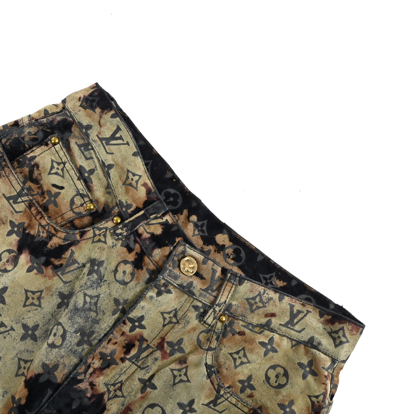 本地自取:💰480
Louis Vuitton/路易威登 火烧云篝火植绒套装牛仔裤
原28,000购入,采用斜纹织法的提花植绒单宁布,质地厚实斜纹的肌理感、纹路清晰经过适当处理。面料制作定染色纺纱线进行植绒,全幅经典老花图案。整片红外线激光定位裁剪后成衣,纯手工剪裁大身对花对位,裁片对花位剪裁定位复合,全幅横纹粗线单针刺绣固定。从腰头、裤袋、口袋都做到高定缝纫对花标准,多工艺流程独家开发定制,面料损耗巨大。每一件都是由洗水经验丰富的师傅,用纱布蘸取丙烯颜料涂鸦按原样定位方式均匀手工涂抹在植绒表面,控制染色时间,次品报废率极高,每件大货呈现出独一无二的火烧云效果。
Size:30-32-34-36