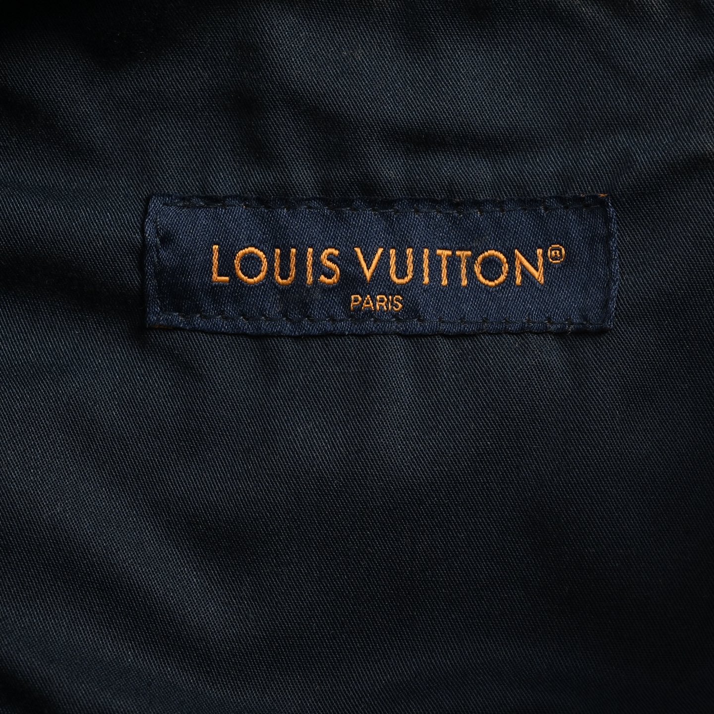 本地自取:💰480
Louis Vuitton/路易威登 火烧云篝火植绒套装牛仔裤
原28,000购入,采用斜纹织法的提花植绒单宁布,质地厚实斜纹的肌理感、纹路清晰经过适当处理。面料制作定染色纺纱线进行植绒,全幅经典老花图案。整片红外线激光定位裁剪后成衣,纯手工剪裁大身对花对位,裁片对花位剪裁定位复合,全幅横纹粗线单针刺绣固定。从腰头、裤袋、口袋都做到高定缝纫对花标准,多工艺流程独家开发定制,面料损耗巨大。每一件都是由洗水经验丰富的师傅,用纱布蘸取丙烯颜料涂鸦按原样定位方式均匀手工涂抹在植绒表面,控制染色时间,次品报废率极高,每件大货呈现出独一无二的火烧云效果。
Size:30-32-34-36