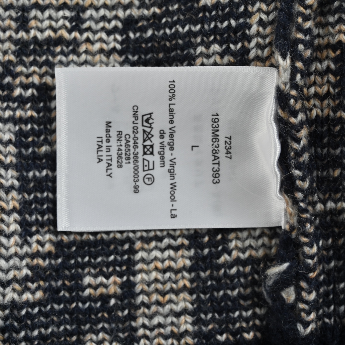 本地自取:💰260
Dior/迪奥 25Fw 老花提花开衫毛衣
Dior /迪奥 22Fw 满印提花针织开衫 毛料采用7针进口机编织制造 采用含羊毛含量纱线 纱线定染 花纹经过3次打版还原一致 原版开发定制纱线 定制辅料 通体饰以 DIOR AND CACTUS JACK Oblique 印花 罗纹圆领、袖口和底边 墨城蓝调衬衫太绝了谁穿谁好看(刘昊然本人 oblique开衫百搭气质
连帽卫衣男女可穿,黑白色可配搭!003
Size:S-L