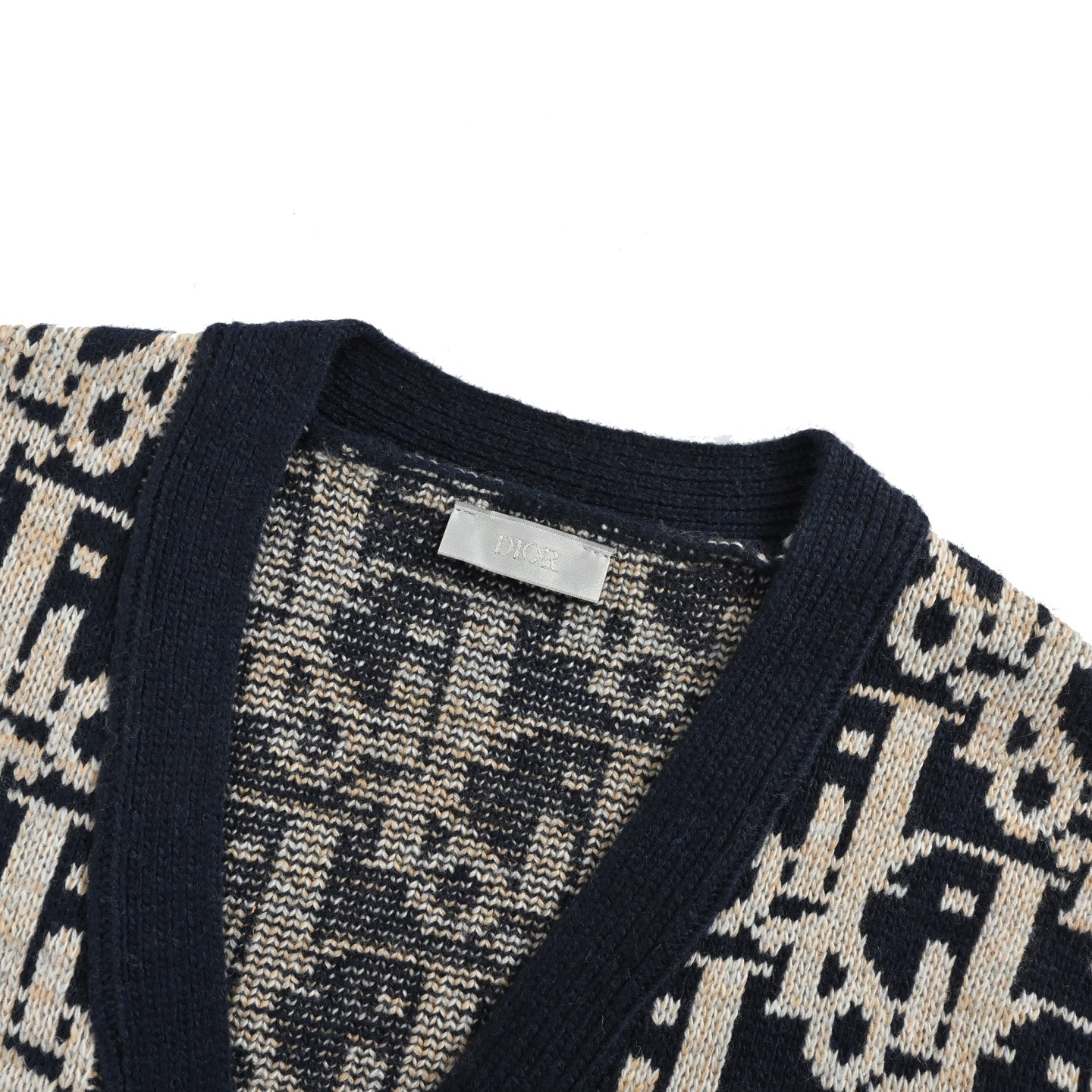 本地自取:💰260
Dior/迪奥 25Fw 老花提花开衫毛衣
Dior /迪奥 22Fw 满印提花针织开衫 毛料采用7针进口机编织制造 采用含羊毛含量纱线 纱线定染 花纹经过3次打版还原一致 原版开发定制纱线 定制辅料 通体饰以 DIOR AND CACTUS JACK Oblique 印花 罗纹圆领、袖口和底边 墨城蓝调衬衫太绝了谁穿谁好看(刘昊然本人 oblique开衫百搭气质
连帽卫衣男女可穿,黑白色可配搭!003
Size:S-L