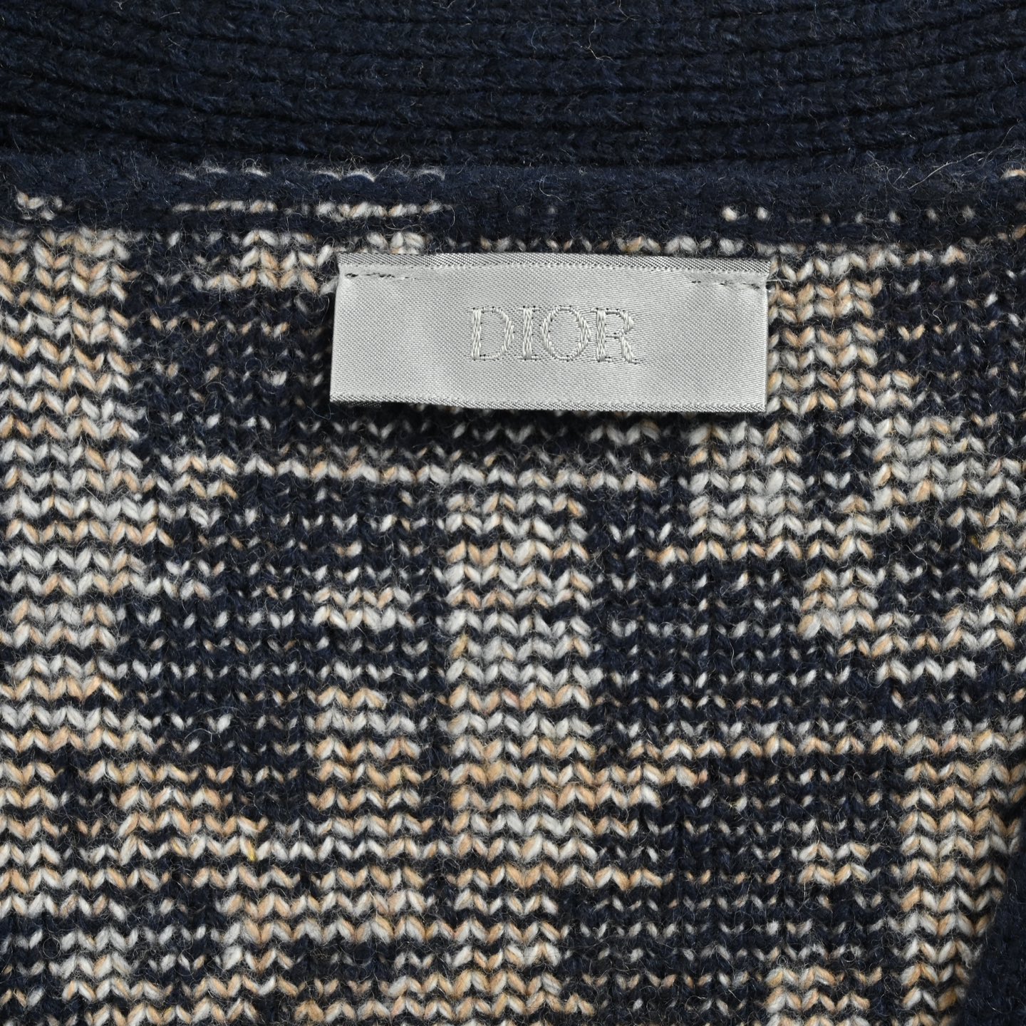 本地自取:💰260
Dior/迪奥 25Fw 老花提花开衫毛衣
Dior /迪奥 22Fw 满印提花针织开衫 毛料采用7针进口机编织制造 采用含羊毛含量纱线 纱线定染 花纹经过3次打版还原一致 原版开发定制纱线 定制辅料 通体饰以 DIOR AND CACTUS JACK Oblique 印花 罗纹圆领、袖口和底边 墨城蓝调衬衫太绝了谁穿谁好看(刘昊然本人 oblique开衫百搭气质
连帽卫衣男女可穿,黑白色可配搭!003
Size:S-L