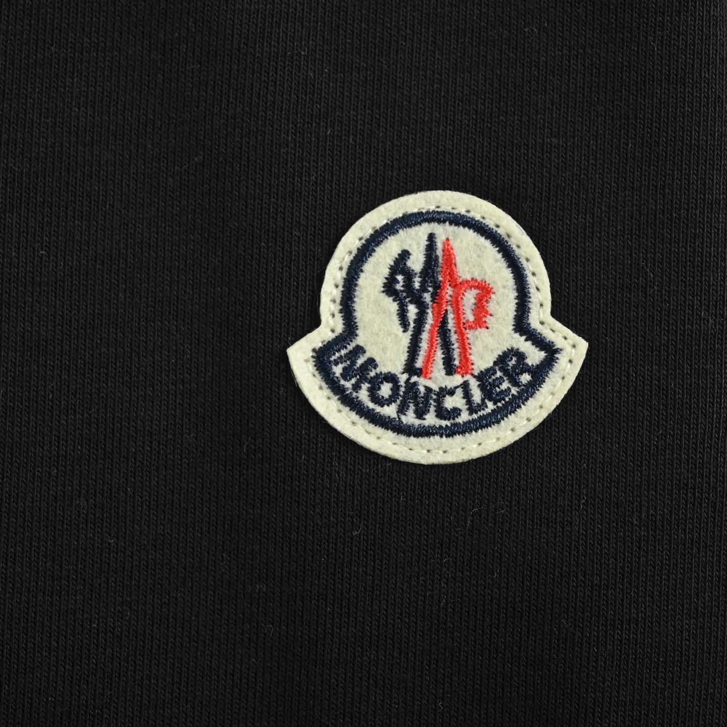 本地自取: 💰220
Moncler/蒙口 经典徽标加绒长裤
火爆单品 制作工艺令人惊叹绝无仅有 首先工艺面料上 采用最新符合抓绒技术 外层高级混纺卫衣布 内层加保温高科技棉 保温效果等同于一件保暖裤 其次细节上全锁边布制作 并非普通款式卫裤做工 超细致的细节显得巧夺天工 质感超然 超质感合金绳头 此款卫裤严谨的工艺和大厂的品质 超级适合怕冷的人 加绒 加绒 超级温暖哦 实穿好穿 深秋冬季的必收单品 超级简约的设计 低调的logo 完美诠释了你的内涵 细柔全棉面料 细条纹理
Size:S-2XL