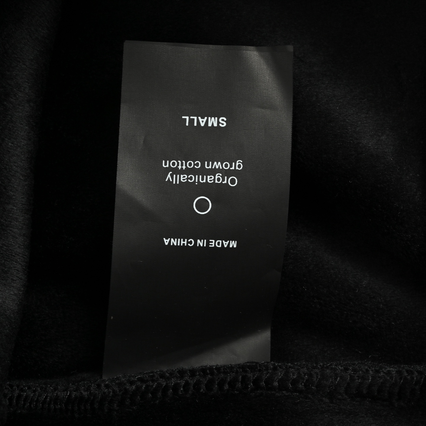 本地自取: 💰220
Moncler/蒙口 经典徽标加绒长裤
火爆单品 制作工艺令人惊叹绝无仅有 首先工艺面料上 采用最新符合抓绒技术 外层高级混纺卫衣布 内层加保温高科技棉 保温效果等同于一件保暖裤 其次细节上全锁边布制作 并非普通款式卫裤做工 超细致的细节显得巧夺天工 质感超然 超质感合金绳头 此款卫裤严谨的工艺和大厂的品质 超级适合怕冷的人 加绒 加绒 超级温暖哦 实穿好穿 深秋冬季的必收单品 超级简约的设计 低调的logo 完美诠释了你的内涵 细柔全棉面料 细条纹理
Size:S-2XL