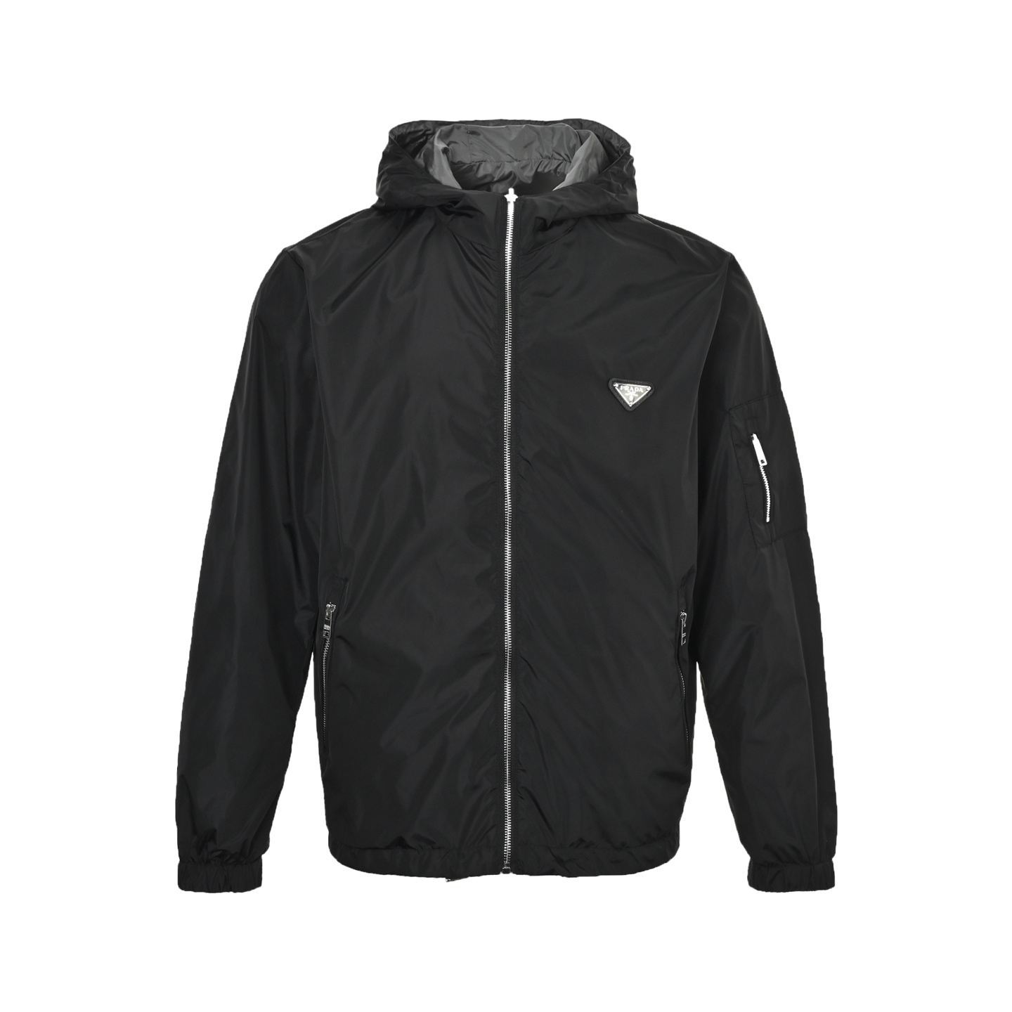 本地自取:  💰380
Prada/普拉达 三角标双面穿夹克外套
穿上简约干练的休闲双面外套，瞬间重回时髦霸气，又是活力满满的状态。史前最流行的拉链设计，面料全部需要定制，奢华感十足。修身的剪裁体现出我们完美的体型无论胖瘦都可以轻松驾驭。超百搭款式，不挑身材的款，适合不同年龄段穿着。高街实穿款，搭配利器，男女同款
Size:S-XL