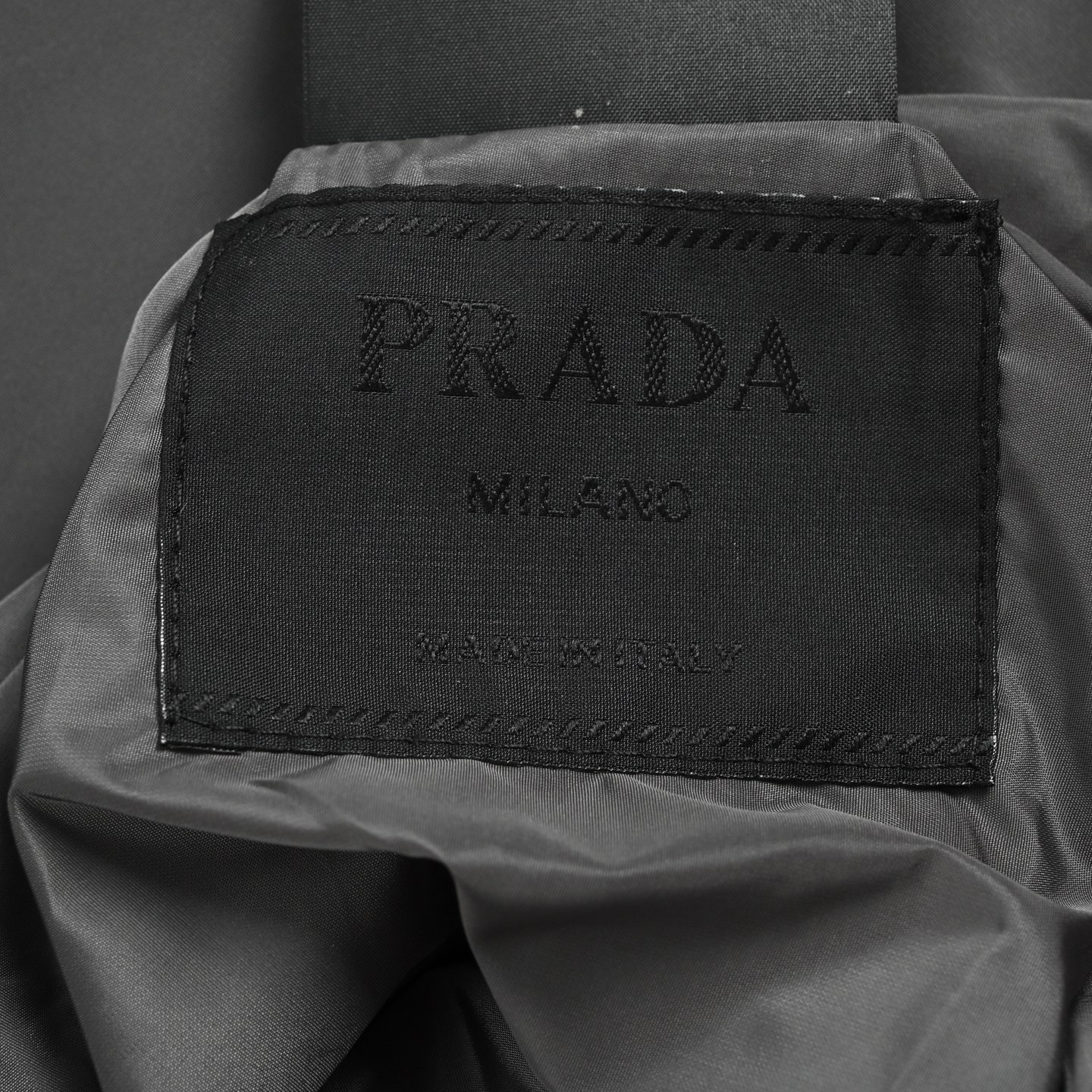 本地自取: 💰380
Prada/普拉达 三角标双面穿夹克外套
穿上简约干练的休闲双面外套,瞬间重回时髦霸气,又是活力满满的状态。史前最流行的拉链设计,面料全部需要定制,奢华感十足。修身的剪裁体现出我们完美的体型无论胖瘦都可以轻松驾驭。超百搭款式,不挑身材的款,适合不同年龄段穿着。高街实穿款,搭配利器,男女同款
Size:S-XL