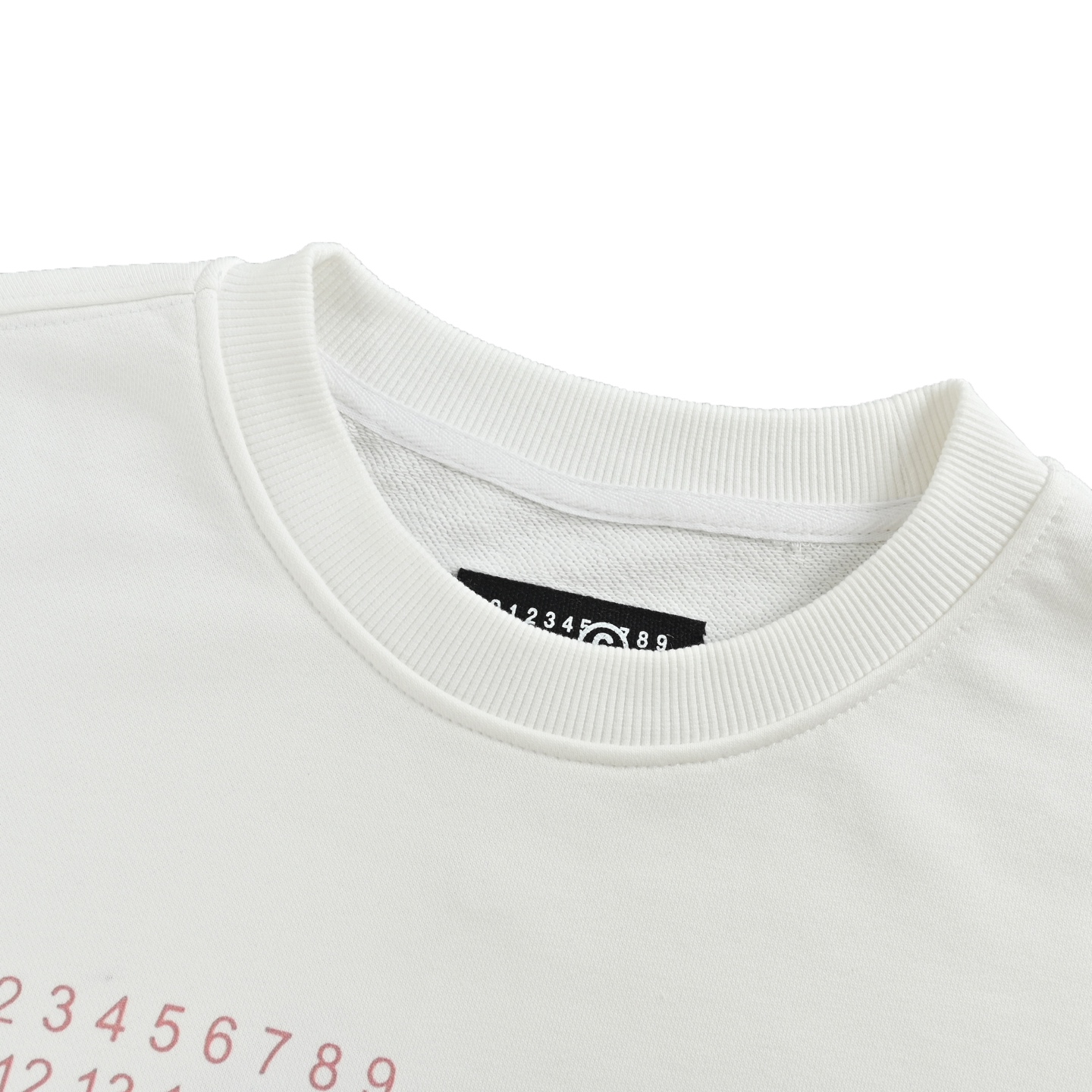 本地自取:💰200
Maison Margiela/马吉拉New Vogue 联名款圆领卫衣
颜色:白色
穿着方式:圆领
面料:棉
男女同款
Size:S-XL