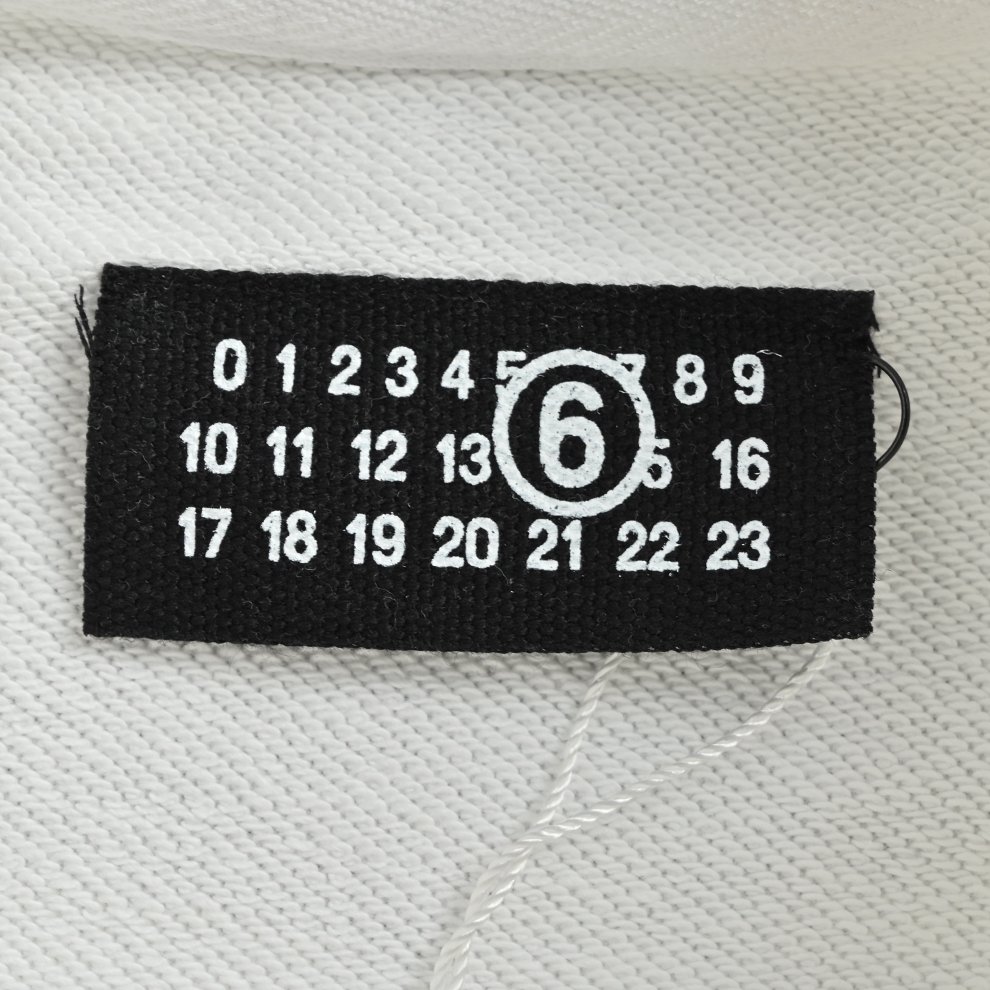 本地自取:💰200
Maison Margiela/马吉拉New Vogue 联名款圆领卫衣
颜色:白色
穿着方式:圆领
面料:棉
男女同款
Size:S-XL