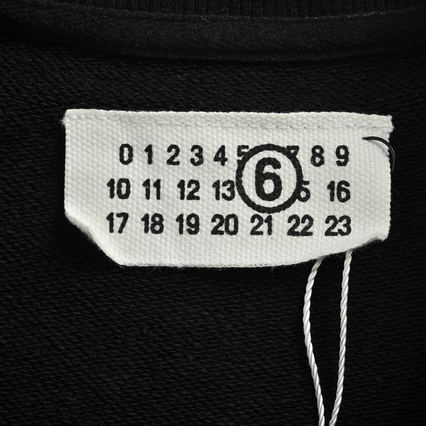 本地自取:💰200
Maison Margiela/马吉拉 数字印花圆领卫衣
颜色:黑色
穿着方式:圆领
面料:棉
男女同款
Size:S-XL