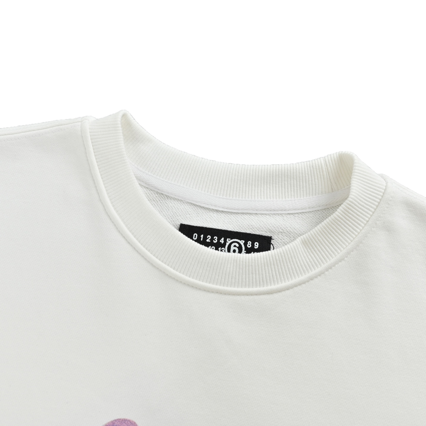 本地自取:💰200
Maison Margiela/马吉拉 爱心数字印花圆领卫衣
颜色:黑色
穿着方式:圆领
面料:棉
男女同款
Size:S-XL