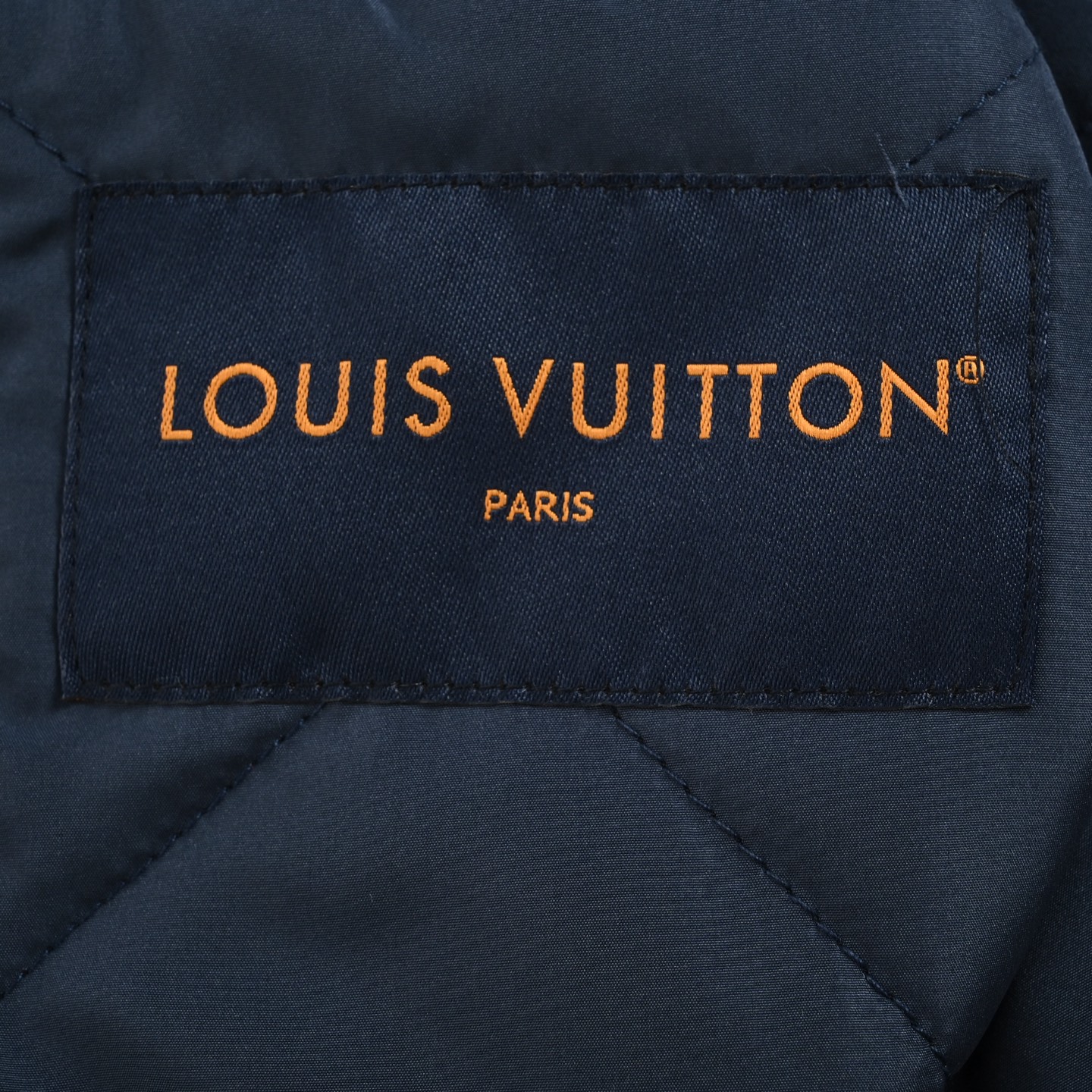 本地自取:💰380
Louis Vuitton/路易威登 动物满印灯芯绒翻领夹克外套
正品25500购入开发,定制斜纹高密度聚酯纤维尼龙面料,定染灯芯绒,春亚纺里布夹棉800,定制工字扣、四合扣、拉链、链条、商标,宽松版型
Size:46 48 50 52