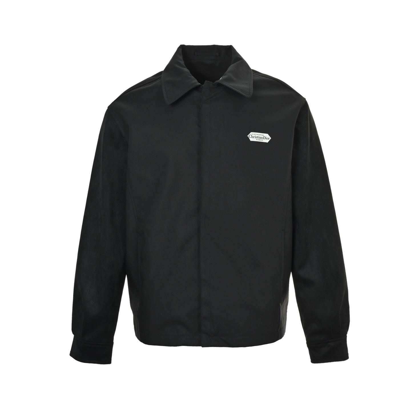 本地自取:💰380
Dior/迪奥 方长标羊皮革夹克外套
定制黑色棉质混纺缎面,精选原料与纺纱,长绒棉的纤维更长、更坚韧,能纺出强度高、毛羽少、手感丝滑的纱线,这是“质感”的基础。为了获得缎面特有的光泽和滑爽感,会混入丝绸、天丝™等材料。这些纤维本身光泽感强、表面光滑,与棉结合后,能提升整体的奢华感。支数越高,纱线越细腻。直观的感受是面料密度高 手感厚实 但手感非常细腻 摸起来有饱满的实体感,而非轻飘虚浮。(面料上区分市场通货)里布采用真丝提花、满印DIOR名牌标识,选用优质桑蚕丝作为原料。丝线需要经过筛选、浸泡、络丝、并丝、捻丝等前期处理,形成强度、捻度和光泽都符合要求的经线和纬线。(细节还原原版),注重细节处理,如领口、袖口和下摆都经过精心剪裁与缝制,确保整件夹克看起来精致而有型。胸口绣花标和内里满印面料巧妙地融入品牌元素,提升品牌的辨识度。
Size:46 48 50 52