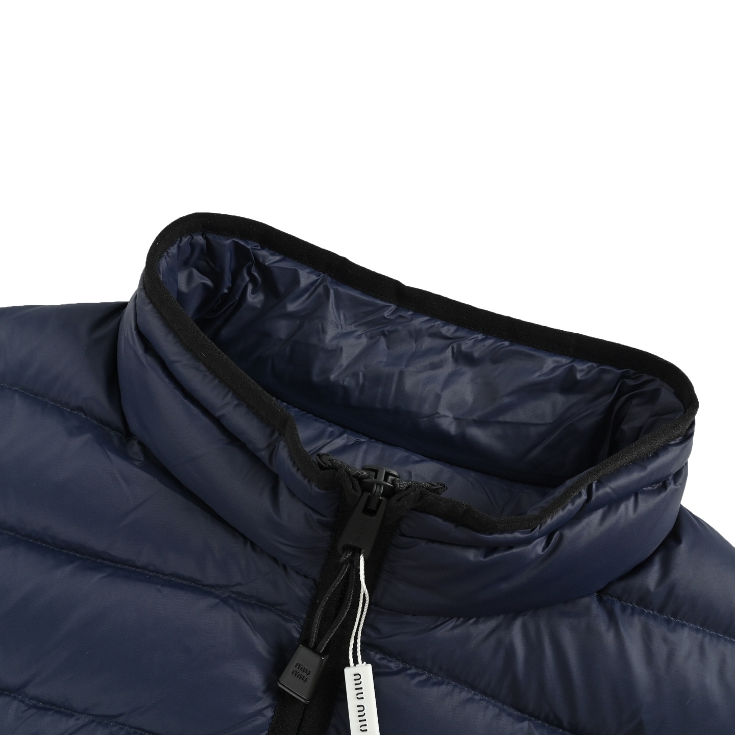 本地自取:💰380
Miu Miu/缪缪 字母绣排骨羽绒马甲
选用高支数的聚酰胺纤维打造的高端尼龙面料,以出色的抗拉强度和耐磨性能著称,其良好柔韧性使面料不易起皱,长久保持挺括有型。紧密的织法有效阻挡冷风侵袭,锁住羽绒层产生的暖空气。高密度尼龙表面形成一定的荷叶效应,小水滴不易渗透,保持内部干爽,有效提升羽绒使用寿命。
采用90国标高品质羽绒,充绒量达到了140克,蓬松度高、保暖性强,轻盈无负担,轻松应对寒冷天气。
徽标采用进口机刺绣工艺,使用先进的计算机控制系统和精密的机械部件,实现mimiu刺绣作业,精度高、线条流畅且细腻。
Size:46 48 50 52