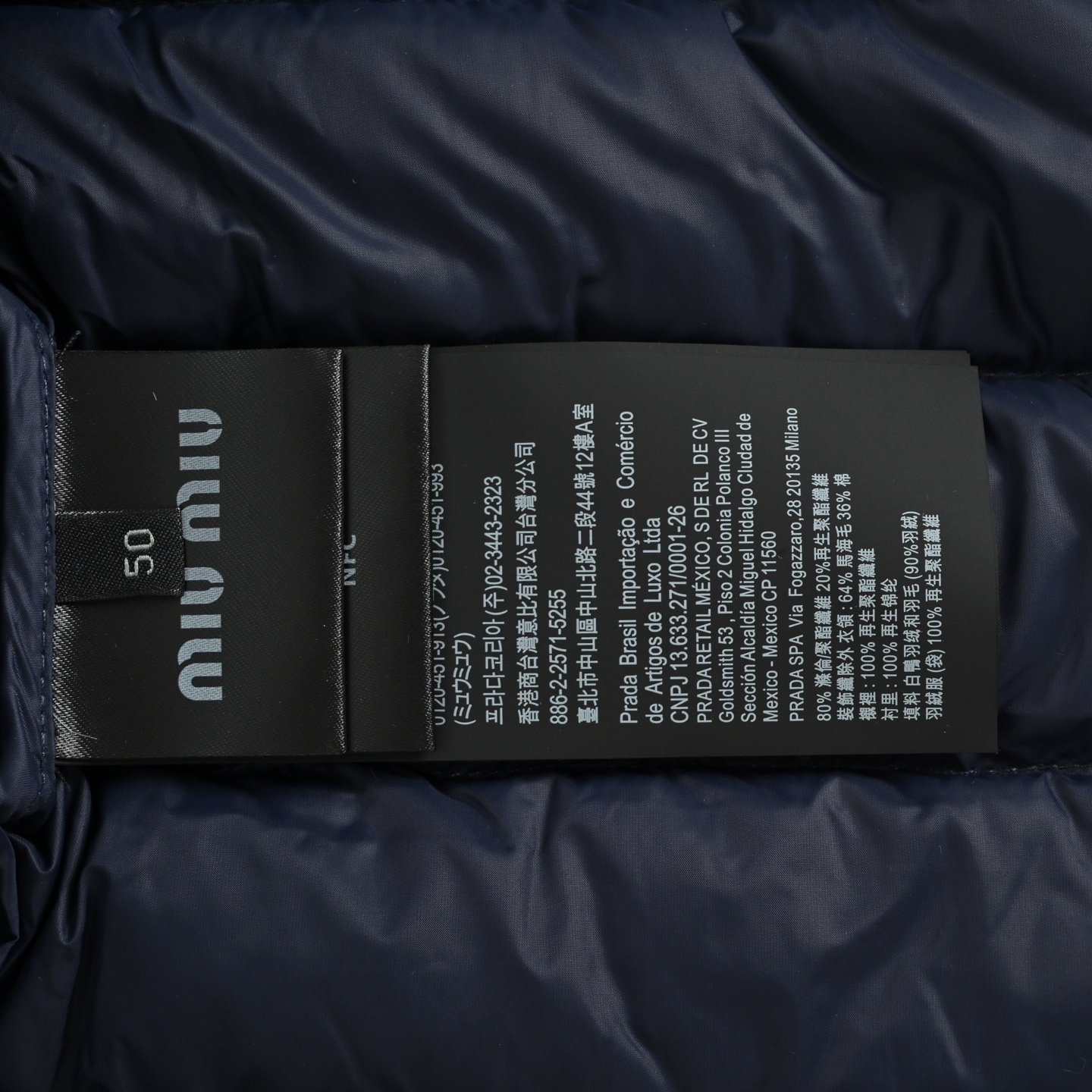 本地自取:💰380
Miu Miu/缪缪 字母绣排骨羽绒马甲
选用高支数的聚酰胺纤维打造的高端尼龙面料,以出色的抗拉强度和耐磨性能著称,其良好柔韧性使面料不易起皱,长久保持挺括有型。紧密的织法有效阻挡冷风侵袭,锁住羽绒层产生的暖空气。高密度尼龙表面形成一定的荷叶效应,小水滴不易渗透,保持内部干爽,有效提升羽绒使用寿命。
采用90国标高品质羽绒,充绒量达到了140克,蓬松度高、保暖性强,轻盈无负担,轻松应对寒冷天气。
徽标采用进口机刺绣工艺,使用先进的计算机控制系统和精密的机械部件,实现mimiu刺绣作业,精度高、线条流畅且细腻。
Size:46 48 50 52