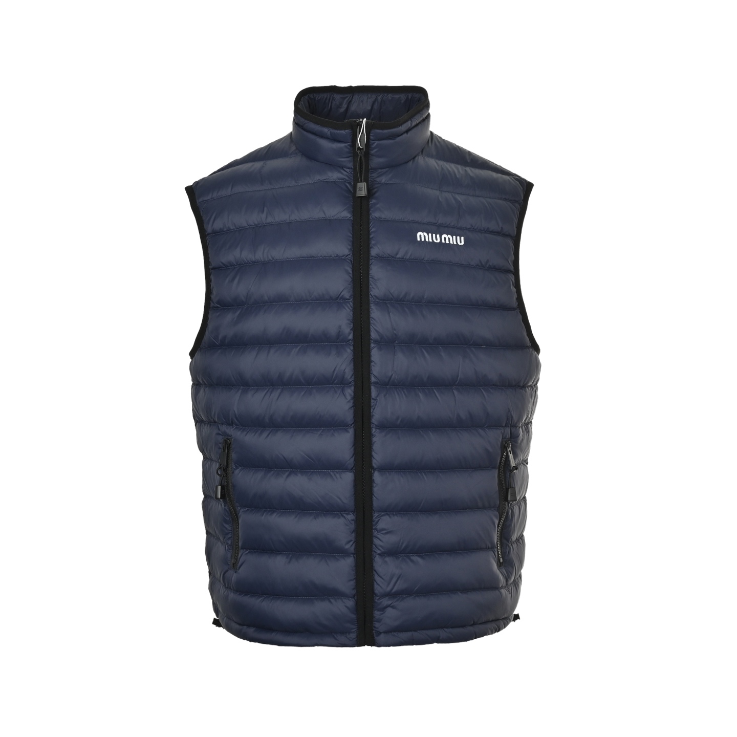 本地自取:💰380
Miu Miu/缪缪 字母绣排骨羽绒马甲
选用高支数的聚酰胺纤维打造的高端尼龙面料,以出色的抗拉强度和耐磨性能著称,其良好柔韧性使面料不易起皱,长久保持挺括有型。紧密的织法有效阻挡冷风侵袭,锁住羽绒层产生的暖空气。高密度尼龙表面形成一定的荷叶效应,小水滴不易渗透,保持内部干爽,有效提升羽绒使用寿命。
采用90国标高品质羽绒,充绒量达到了140克,蓬松度高、保暖性强,轻盈无负担,轻松应对寒冷天气。
徽标采用进口机刺绣工艺,使用先进的计算机控制系统和精密的机械部件,实现mimiu刺绣作业,精度高、线条流畅且细腻。
Size:46 48 50 52