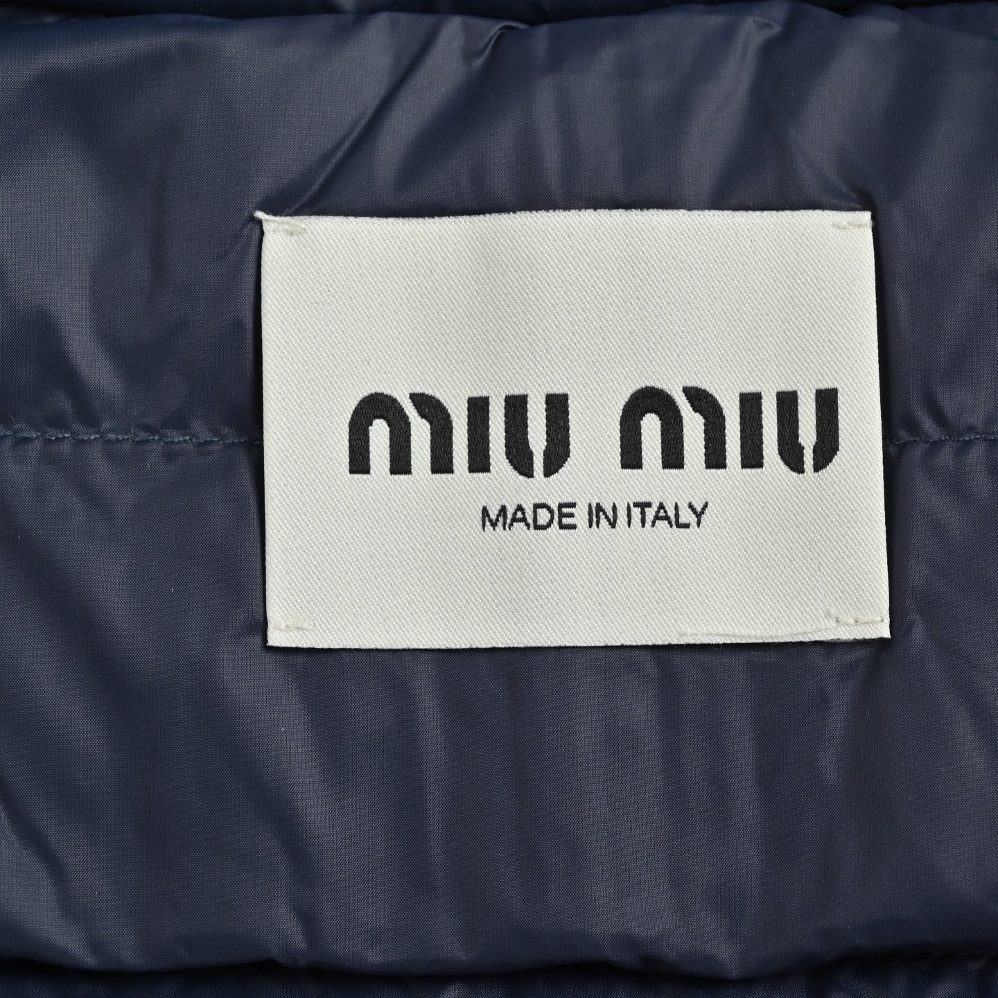 本地自取:💰380
Miu Miu/缪缪 字母绣排骨羽绒马甲
选用高支数的聚酰胺纤维打造的高端尼龙面料,以出色的抗拉强度和耐磨性能著称,其良好柔韧性使面料不易起皱,长久保持挺括有型。紧密的织法有效阻挡冷风侵袭,锁住羽绒层产生的暖空气。高密度尼龙表面形成一定的荷叶效应,小水滴不易渗透,保持内部干爽,有效提升羽绒使用寿命。
采用90国标高品质羽绒,充绒量达到了140克,蓬松度高、保暖性强,轻盈无负担,轻松应对寒冷天气。
徽标采用进口机刺绣工艺,使用先进的计算机控制系统和精密的机械部件,实现mimiu刺绣作业,精度高、线条流畅且细腻。
Size:46 48 50 52