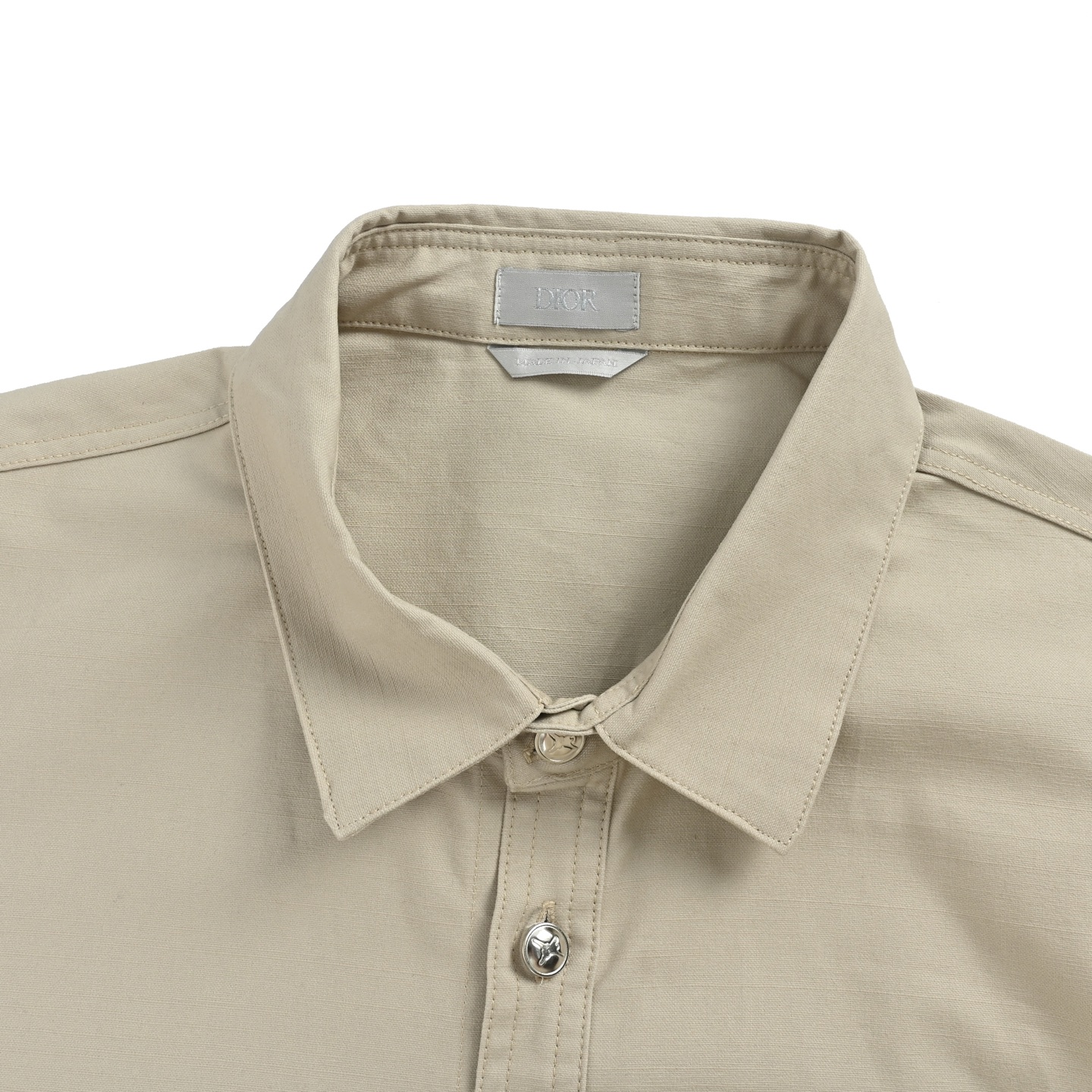 本地自取:💰260
Dior/迪奥 25Fw 联名款刺绣徽标帆布衬衫外套
定制定染灰蓝古法密织厚棉,进口机刺绣工艺实现刺绣作业,精度高,线条流畅而细腻,人体学立体裁剪,做工复杂、繁琐、时效慢、损耗高,电解深蓝➕石磨酵洗工艺,优先利用电化学反应来改变织物的色彩,再通过研磨机将织物与研磨剂混合,并利用热水进行清洗以达到特定的洗涤效果,定制辅料,宽松版型
Size:S-XL