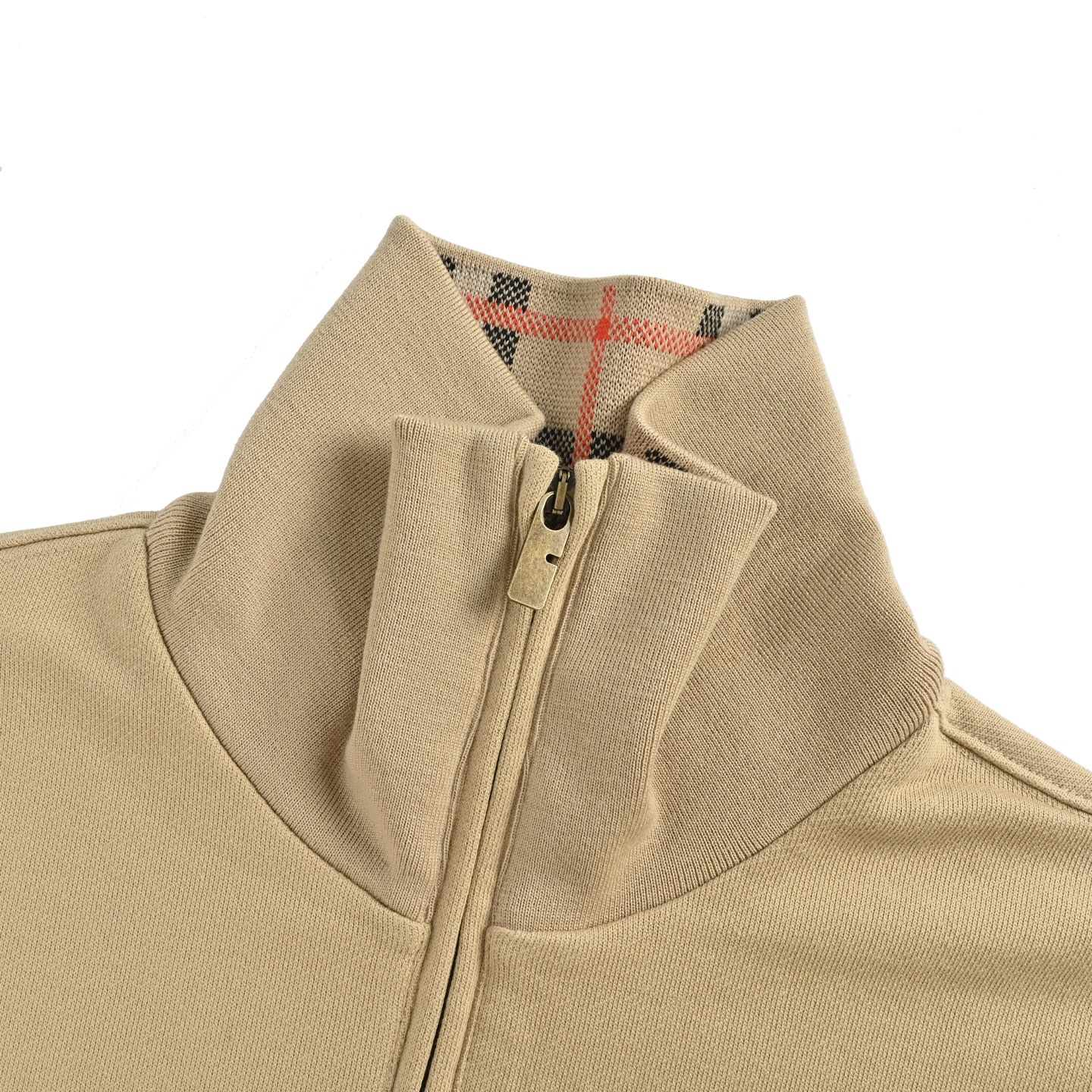 本地自取:💰300
Burberry/巴宝莉 格纹领半拉链卫衣
原版7400购入,原版面布450g定制定染鱼鳞布料,领子全羊毛材质,羊毛纱线黑色,卡其色,白色,红色按原版材质染色。拉链按原版色电镀。进口机绣花,拼接羊毛领,匠心制作,还原原版。
Size:S-XL