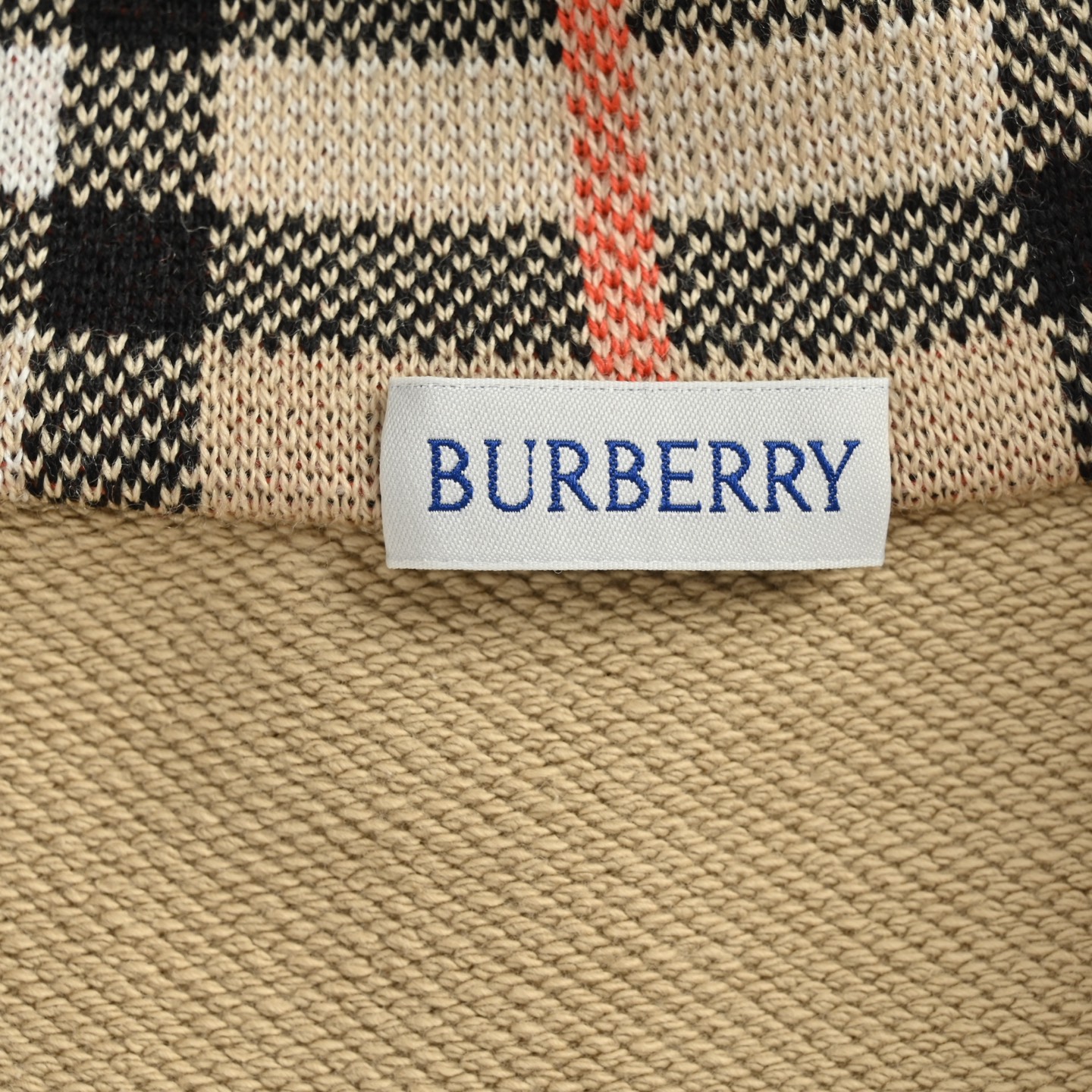 本地自取:💰300
Burberry/巴宝莉 格纹领半拉链卫衣
原版7400购入,原版面布450g定制定染鱼鳞布料,领子全羊毛材质,羊毛纱线黑色,卡其色,白色,红色按原版材质染色。拉链按原版色电镀。进口机绣花,拼接羊毛领,匠心制作,还原原版。
Size:S-XL