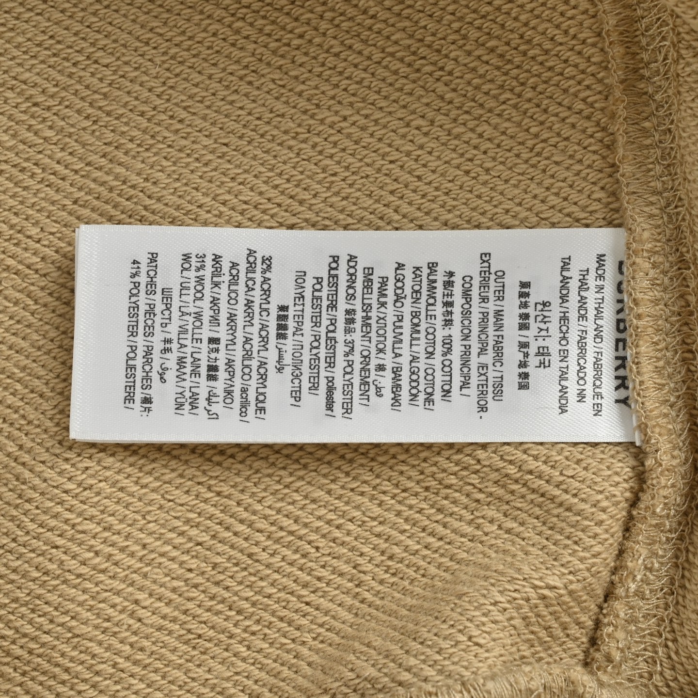 本地自取:💰300
Burberry/巴宝莉 格纹领半拉链卫衣
原版7400购入,原版面布450g定制定染鱼鳞布料,领子全羊毛材质,羊毛纱线黑色,卡其色,白色,红色按原版材质染色。拉链按原版色电镀。进口机绣花,拼接羊毛领,匠心制作,还原原版。
Size:S-XL