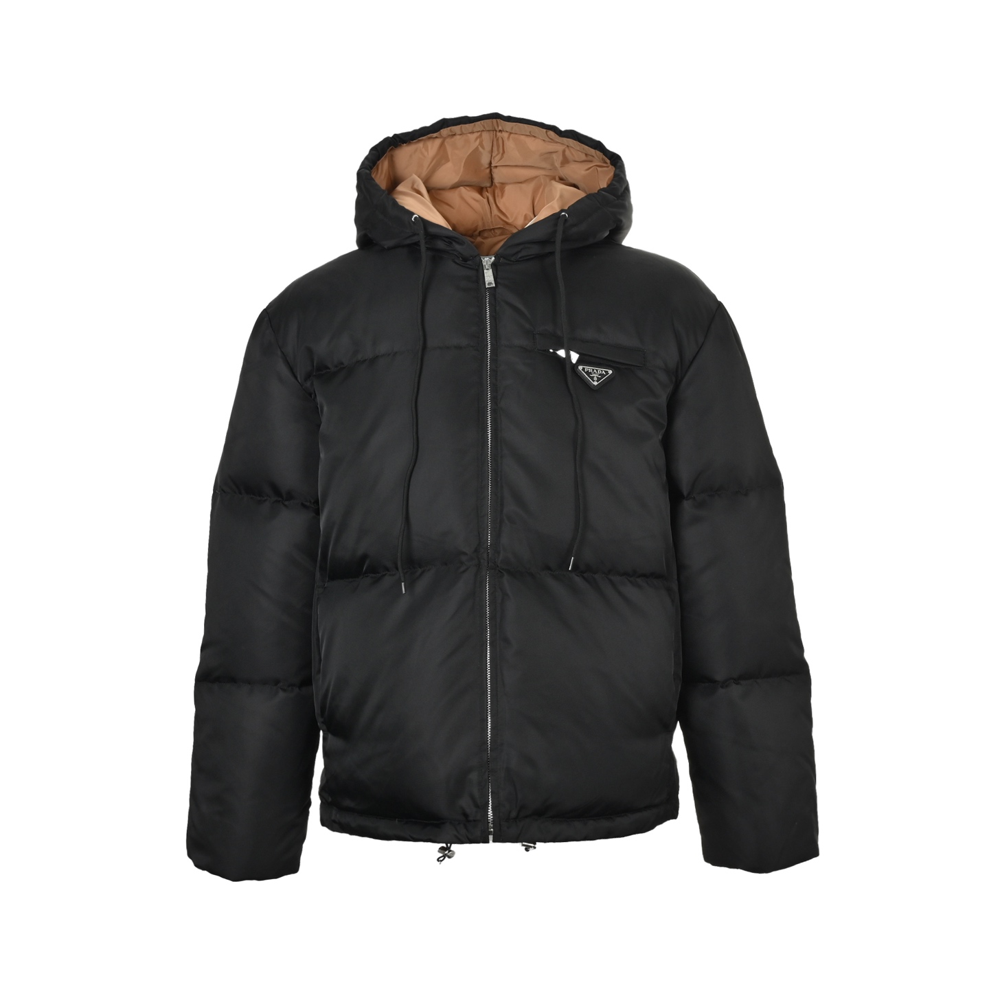 本地自取: 💰560
Prada/普拉达 尼龙拉链撞色连帽羽绒服
选用100%锦纶制成的再生尼龙面料,通过先进的纺织技术,编织成紧密且坚韧的布料,提升骨架强度有效阻挡冷风侵袭,锁住羽绒层产生的暖空气,经过紧密的编织工艺和特殊处理之后使其具备防水防风等功能,表面形成一定的荷叶效应,同时抗皱不易变形,易于日常打理。
外层与衣身同色的再生尼龙防风帽檐,内衬选用焦糖棕色尼龙面料,翻折时形成强烈色彩对冲,宛如将落日熔金注入深邃夜空。帽檐内置可调节抽绳,拉动间精准控制帽型,兼顾保暖与造型张力。
绗缝线迹以电脑程控机缝制,每个绒格尺寸稳定,确保鸭绒均匀分布,针脚间距误差不超过0.1mm,杜绝钻绒隐患。。
选用90白鸭绒,蓬松度达650FP,确保保暖性能卓越。绒子经过严格筛选与处理之后,不易钻绒。
Size:S-XL