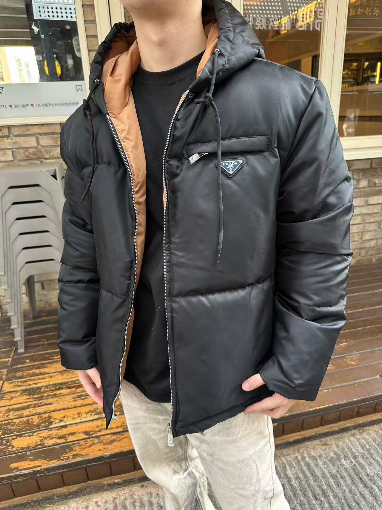 #Prada/普拉达 尼龙拉链撞色连帽羽绒服上身效果