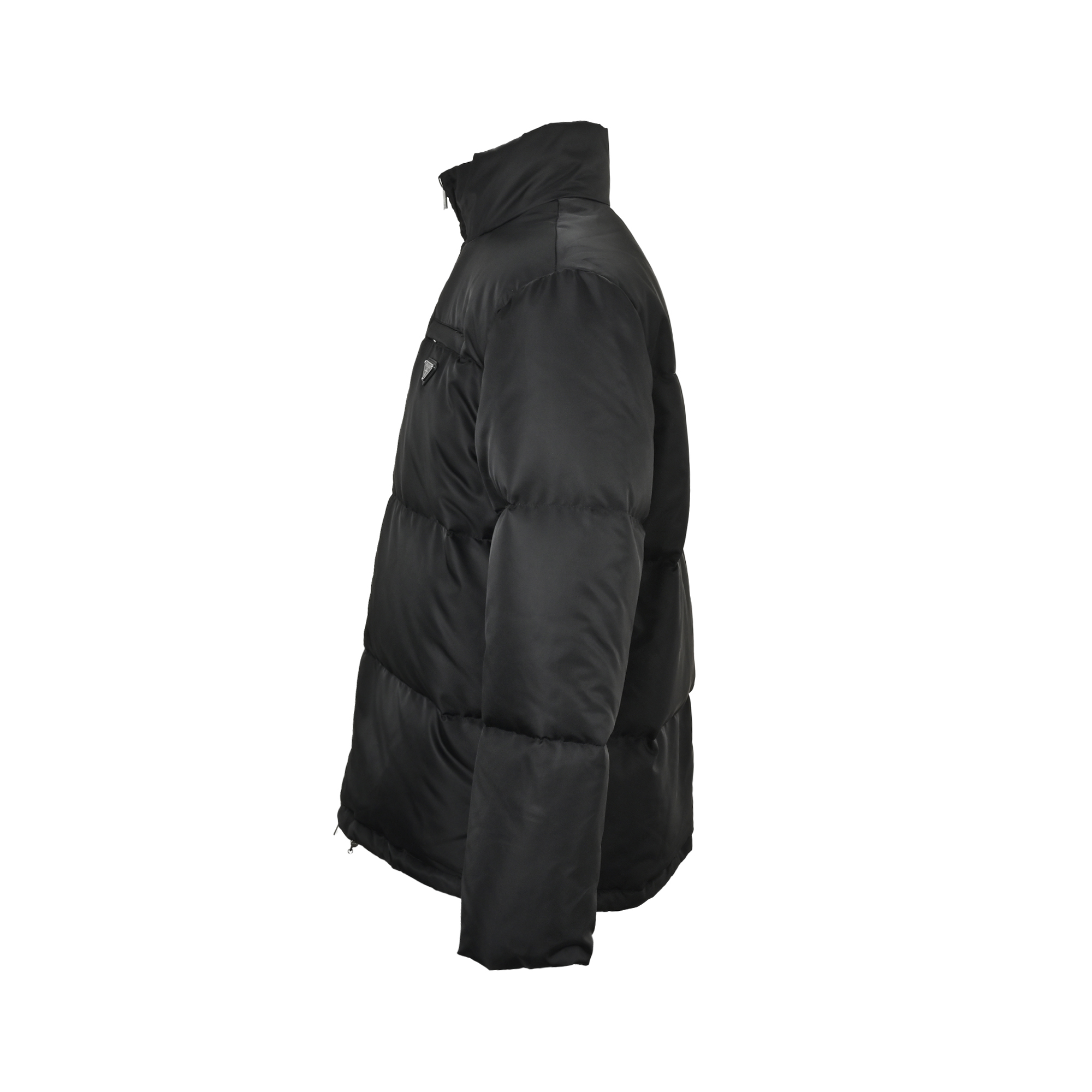 本地自取: 💰550
Prada/普拉达 尼龙拉链口袋撞色立领羽绒服
选用100%锦纶制成的再生尼龙面料,通过先进的纺织技术,编织成紧密且坚韧的布料,提升骨架强度有效阻挡冷风侵袭,锁住羽绒层产生的暖空气,经过紧密的编织工艺和特殊处理之后使其具备防水防风等功能,表面形成一定的荷叶效应,同时抗皱不易变形,易于日常打理。
内衬采用了100%聚酰胺编织而成的焦糖棕色尼龙面料,翻折时形成强烈色彩对冲,宛如将落日熔金注入深邃夜空。聚酰胺纤维以其极高的强度与卓越的亲肤感著称,触感如丝般顺滑,避免了穿着厚重内衣时可能产生的摩擦不适。它与外层尼龙协同工作,共同构建了一个透气、锁温、且极度舒适的微气候环境,让温暖呵护时刻在线,却毫无闷热与束缚感
选用90白鸭绒,蓬松度达220g,确保保暖性能卓越。绒子经过严格筛选与处理之后,不易钻绒。6公分加高立领剪裁,贴合颈部线条却不压迫,,寒风中宛如“第二层肌肤”般温暖。领口与拉链衔接处采用斜角拼接工艺,避免传统立领的呆板感,转头时更显灵动。下摆内置双侧金属调节扣,轻轻下拉即可收紧腰线,上提则恢复宽松廓形——通勤时利落修身,户外时自由无拘。调节扣金属表面经PVD镀层处理,耐磨抗腐蚀,历久弥新。
采用电脑绗缝机,将面料分割为8个独立绒格,针距严格控制在3针/cm,线迹误差不超过0.1mm,缝线选用高强度尼龙线,拉力测试达20N(约2kg承重),杜绝因缝线断裂导致的钻绒问题。
Size:S-XL