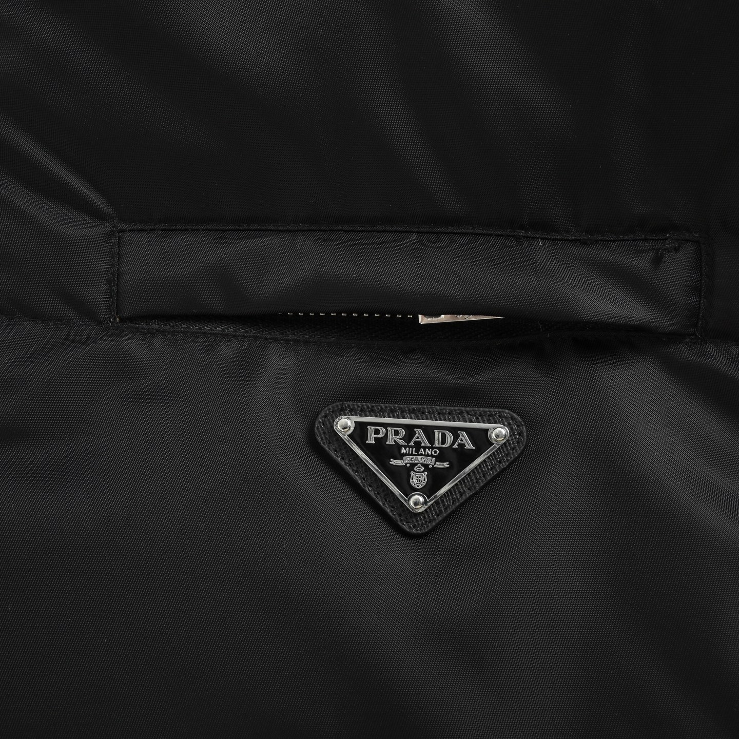 Prada/普拉达 尼龙拉链口袋撞色立领羽绒服