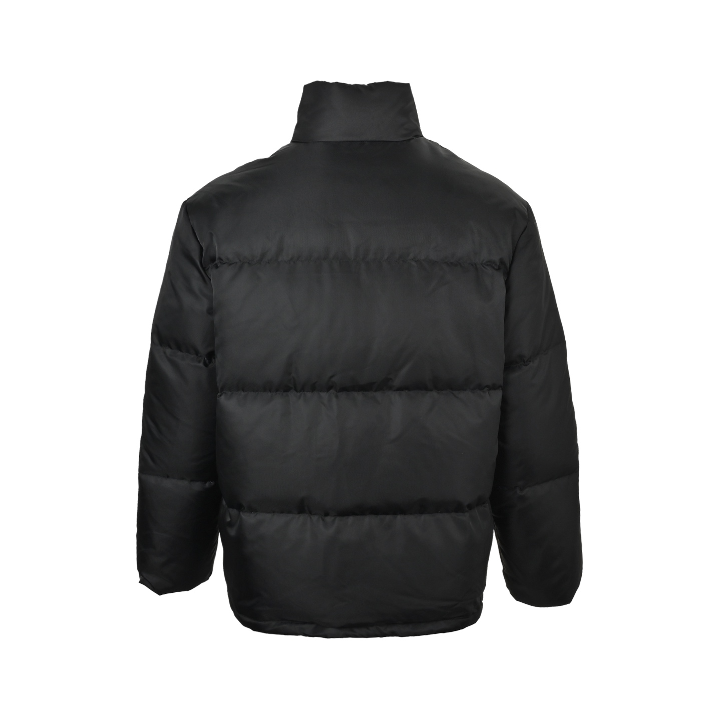 本地自取:  💰550
Prada/普拉达 尼龙拉链口袋撞色立领羽绒服
选用100%锦纶制成的再生尼龙面料，通过先进的纺织技术，编织成紧密且坚韧的布料，提升骨架强度有效阻挡冷风侵袭，锁住羽绒层产生的暖空气，经过紧密的编织工艺和特殊处理之后使其具备防水防风等功能，表面形成一定的荷叶效应，同时抗皱不易变形，易于日常打理。
内衬采用了100%聚酰胺编织而成的焦糖棕色尼龙面料，翻折时形成强烈色彩对冲，宛如将落日熔金注入深邃夜空。聚酰胺纤维以其极高的强度与卓越的亲肤感著称，触感如丝般顺滑，避免了穿着厚重内衣时可能产生的摩擦不适。它与外层尼龙协同工作，共同构建了一个透气、锁温、且极度舒适的微气候环境，让温暖呵护时刻在线，却毫无闷热与束缚感
选用90白鸭绒，蓬松度达220g，确保保暖性能卓越。绒子经过严格筛选与处理之后，不易钻绒。6公分加高立领剪裁，贴合颈部线条却不压迫，，寒风中宛如“第二层肌肤”般温暖。领口与拉链衔接处采用斜角拼接工艺，避免传统立领的呆板感，转头时更显灵动。下摆内置双侧金属调节扣，轻轻下拉即可收紧腰线，上提则恢复宽松廓形——通勤时利落修身，户外时自由无拘。调节扣金属表面经PVD镀层处理，耐磨抗腐蚀，历久弥新。
采用电脑绗缝机，将面料分割为8个独立绒格，针距严格控制在3针/cm，线迹误差不超过0.1mm，缝线选用高强度尼龙线，拉力测试达20N（约2kg承重），杜绝因缝线断裂导致的钻绒问题。
Size:S-XL