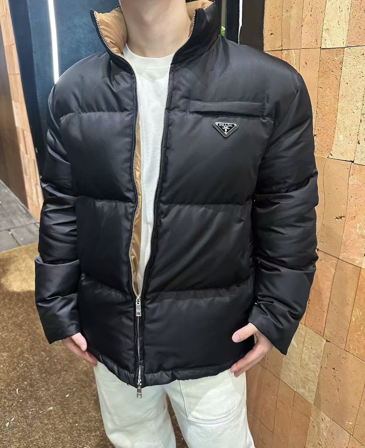 #Prada/普拉达 尼龙拉链口袋撞色立领羽绒服上身效果