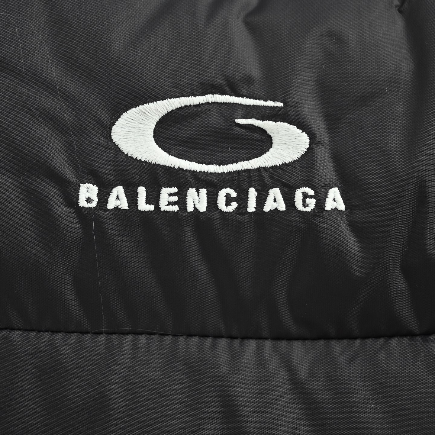 Balenciaga/巴黎世家 后领环形绣羽绒马甲