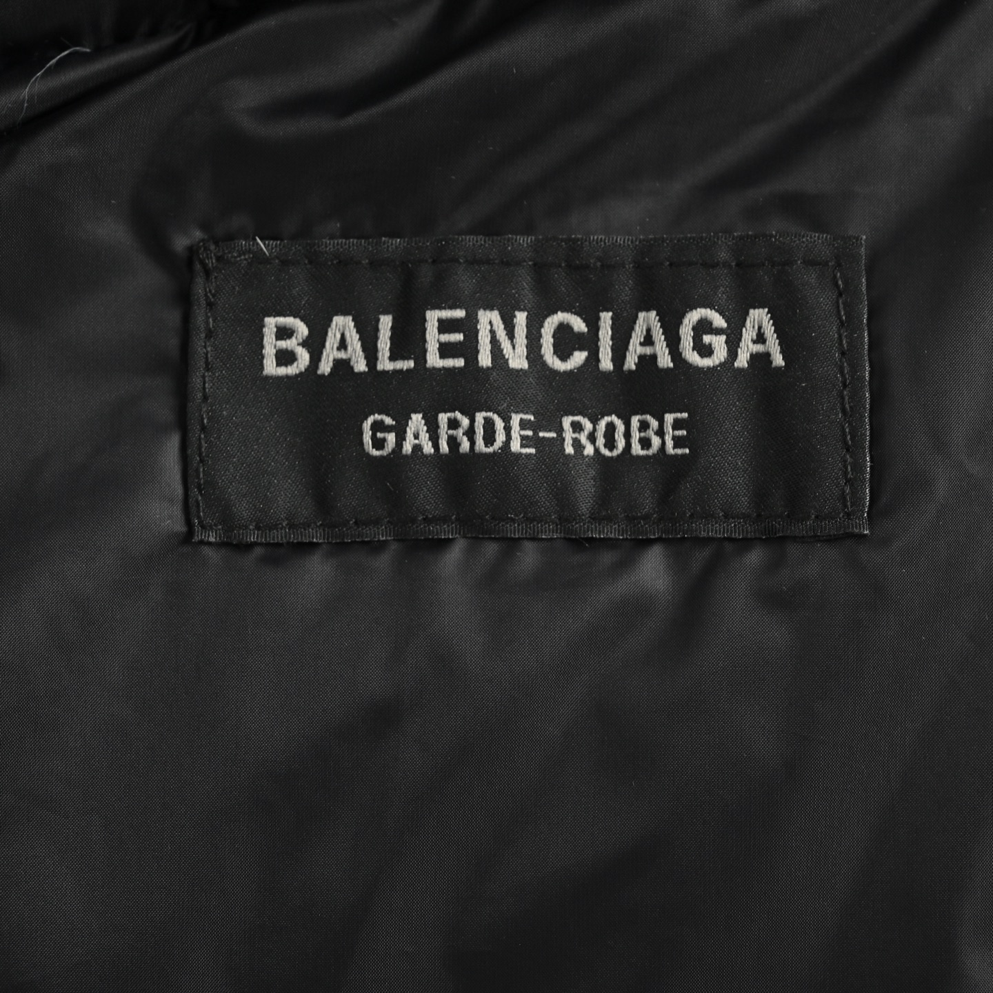Balenciaga/巴黎世家 后领环形绣羽绒马甲