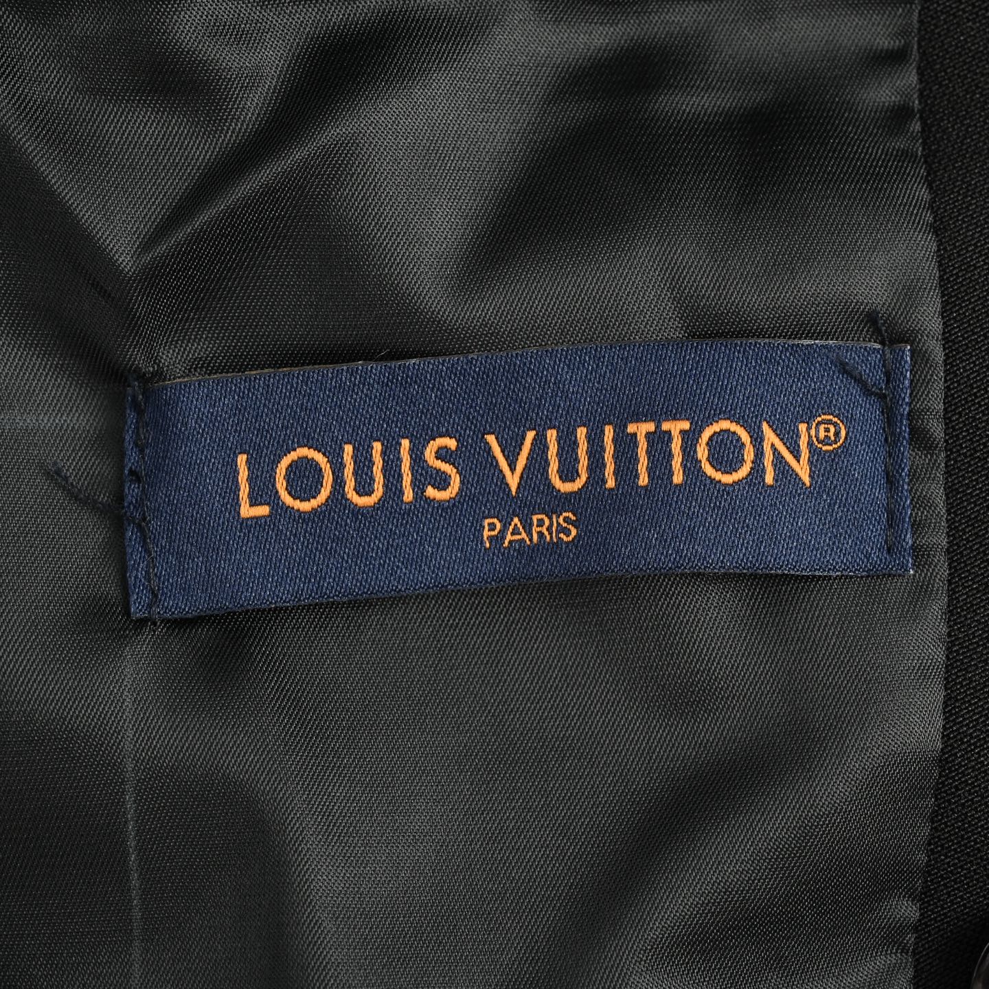 本地自取: 💰420
Louis Vuitton/路易威登 25Fw 粉花朵西装外套
原版24,400购入开发,耗时3个月从定织定染面料到开模定制辅料五金 全部按照原样逐一开发完成 今年秋冬的重磅款式。面料采用超高支数进口精纺羊毛混纺锦纶面料定染色光按照原版毫无色差 重点是辅料 所有全部开模定制,难度系数极大。领口异形剪裁,肩膀垫肩完美还原。后领小标定制2500个,同面料底布裁片刺绣高密度菲董logo。
Size:46 48 50 52(S-XL)